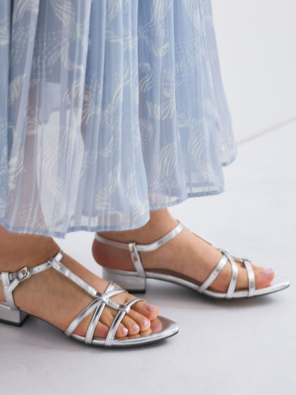 Tストラップサンダル