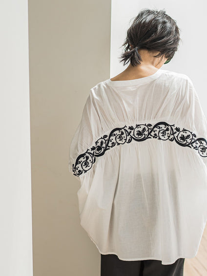 キャンブリックバックギャザー刺繍ブラウス≪手洗い可能≫