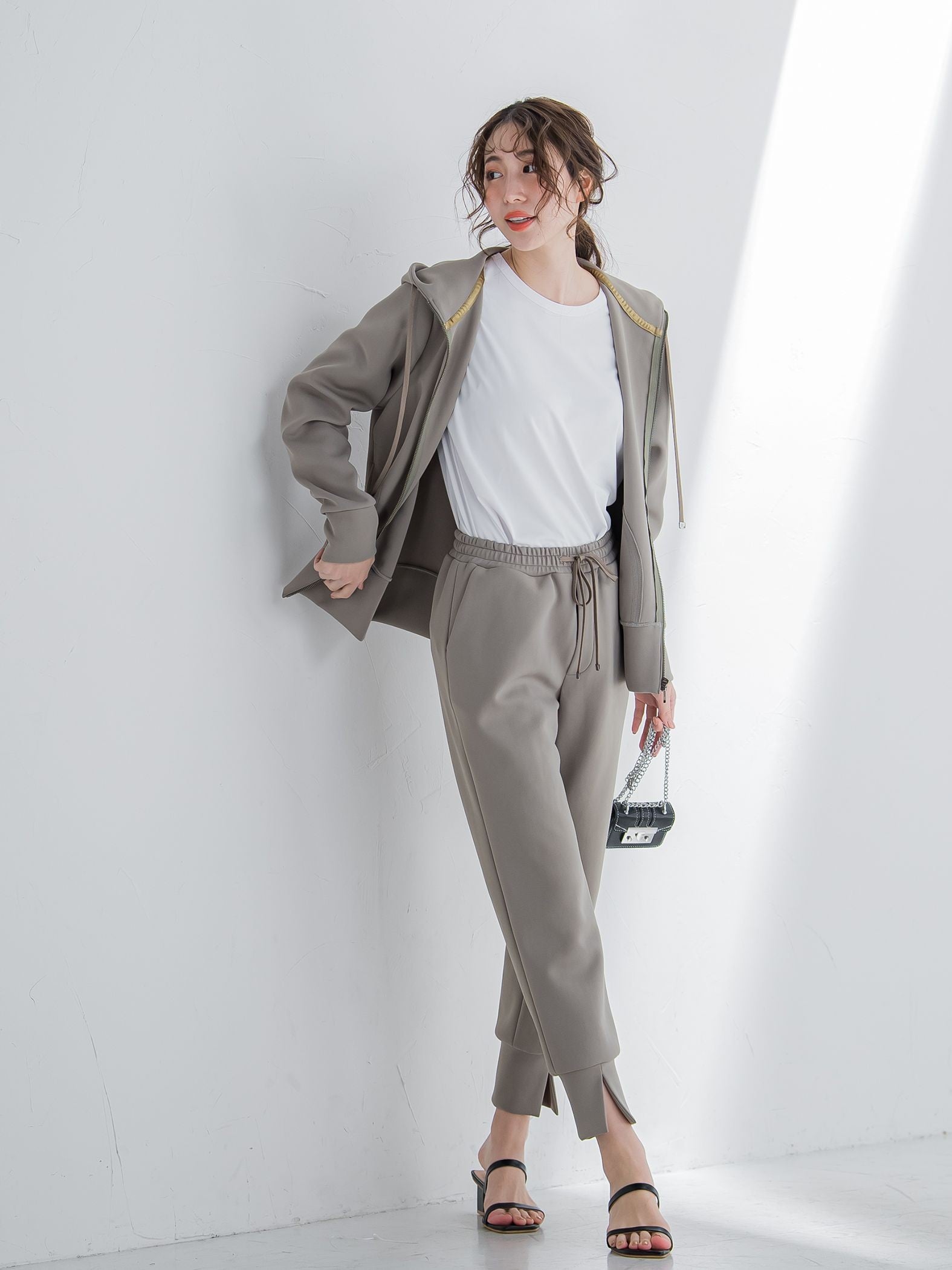 【ビッキー定番/ロングシーズン大活躍の多機能素材/L号サイズ登場!】裾スリットジョガーパンツ《洗濯機で洗える》