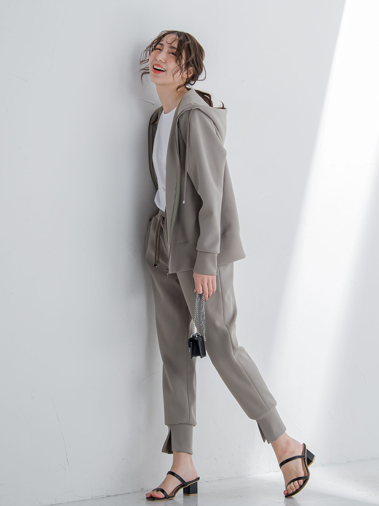 【ビッキー定番/ロングシーズン大活躍の多機能素材/L号サイズ登場!】裾スリットジョガーパンツ《洗濯機で洗える》