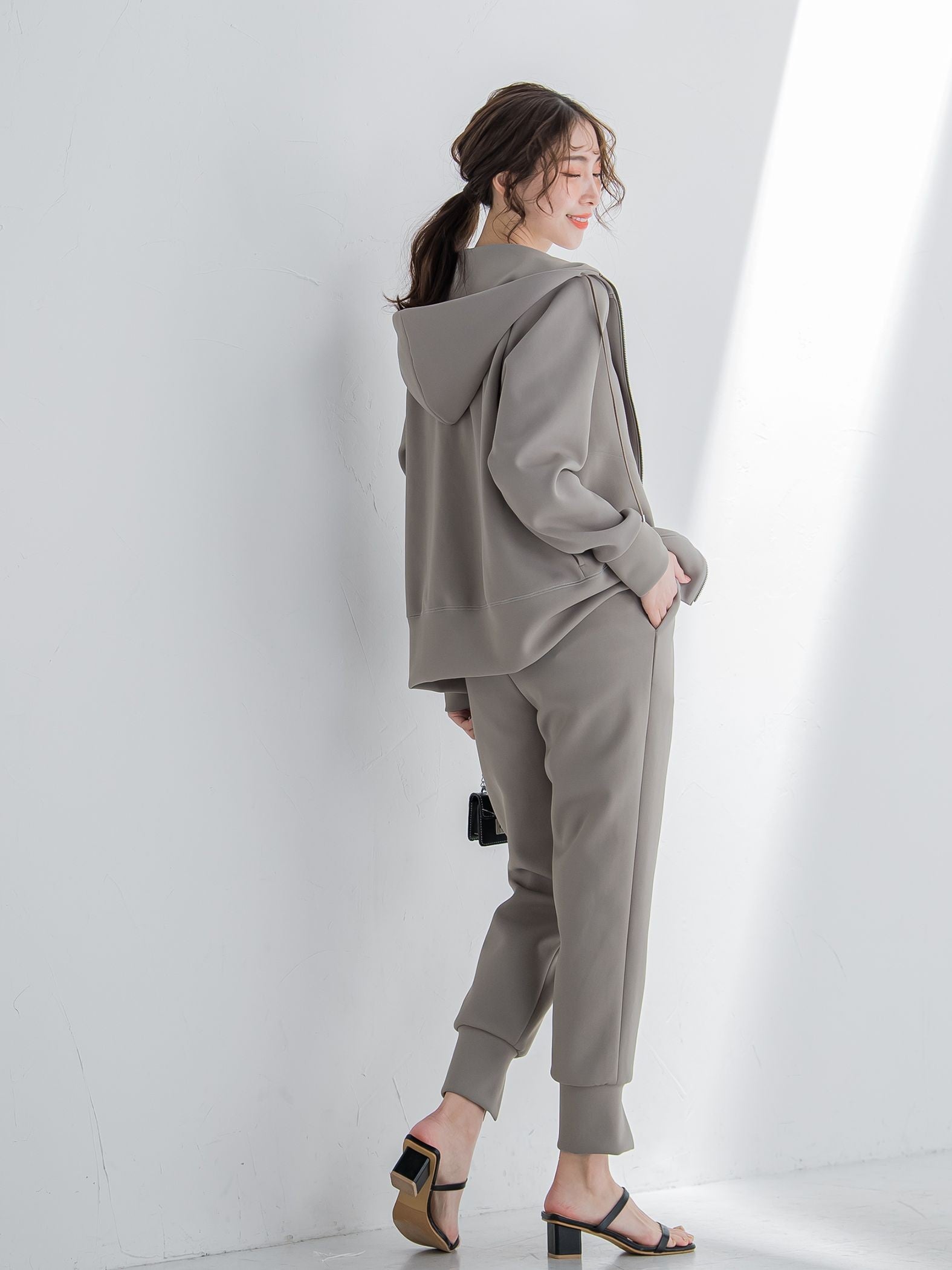 【ビッキー定番/ロングシーズン大活躍の多機能素材/L号サイズ登場!】裾スリットジョガーパンツ《洗濯機で洗える》