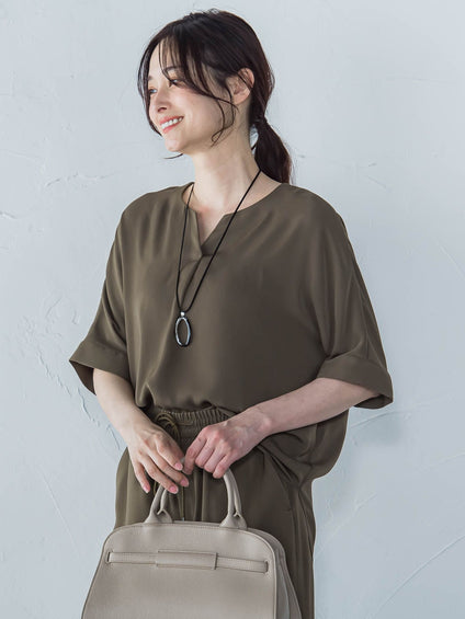 【WEB限定】ひんやりきれいキーネックブラウス≪セットアップ対応/洗濯機で洗える≫