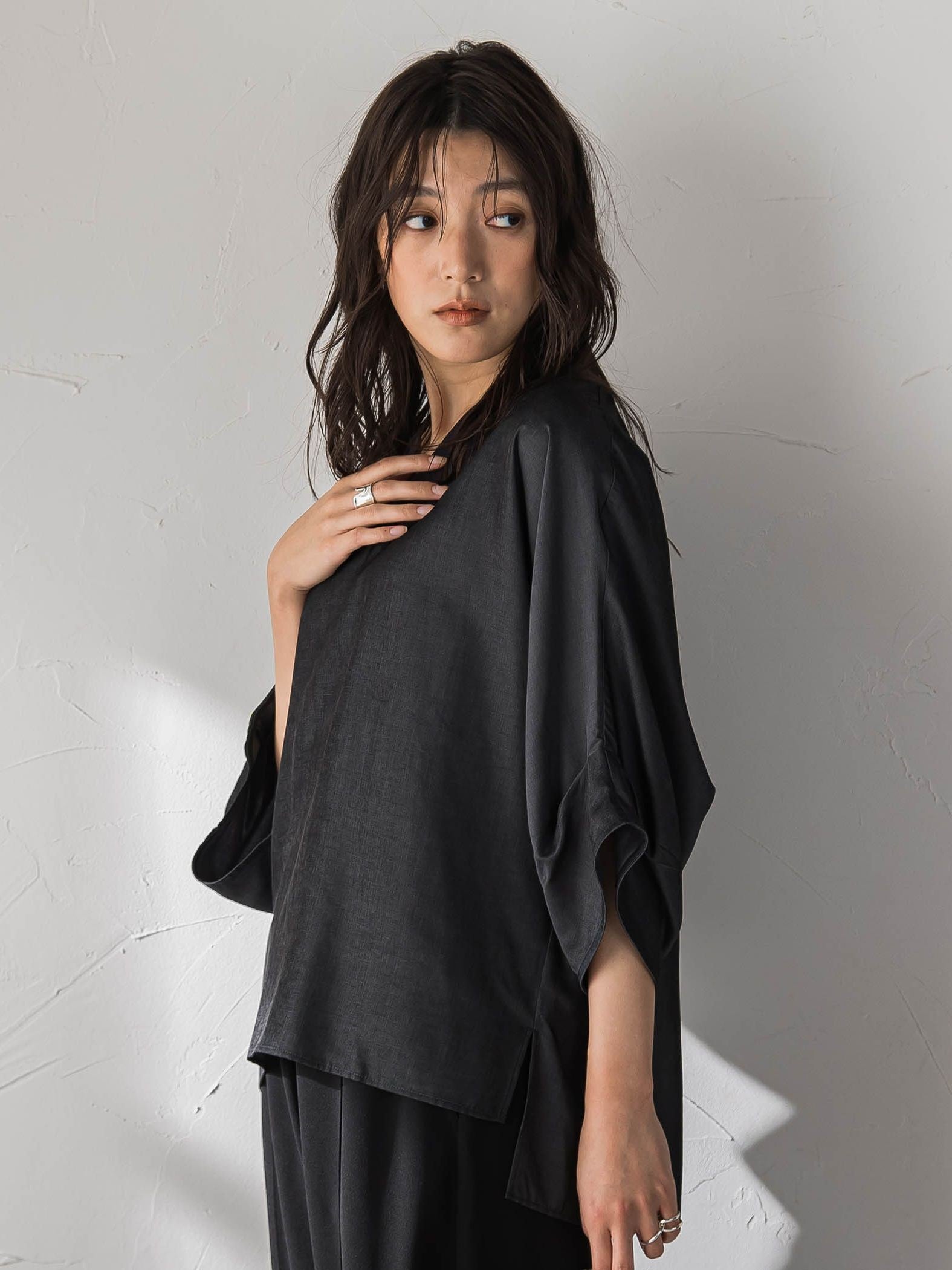 シャンブレーワイドスリーブVネックブラウス