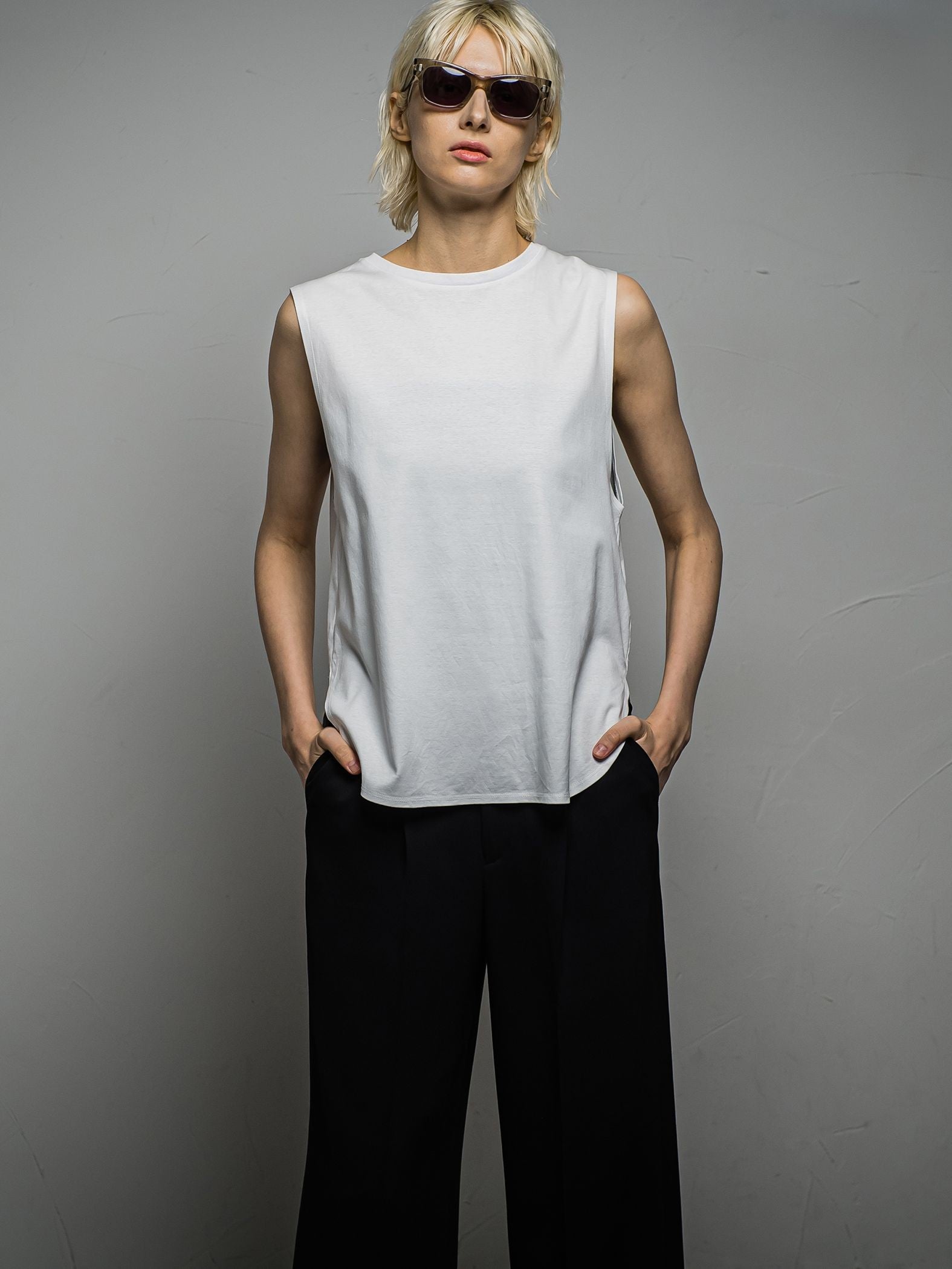 LEO スリーブレスTシャツ