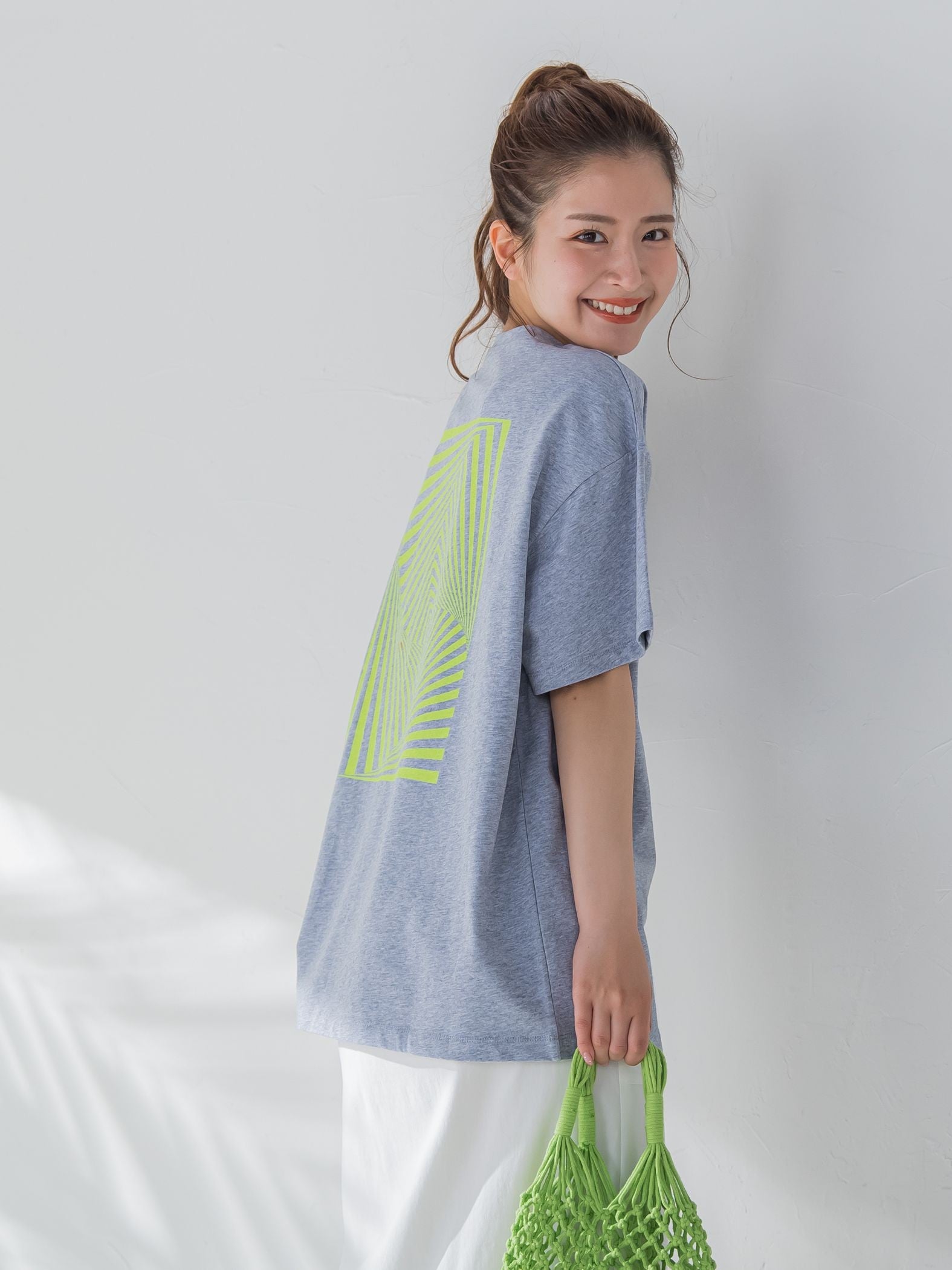 【大人も取り入れやすい1枚】アブストラクトカラーTシャツ《洗濯機で洗える》