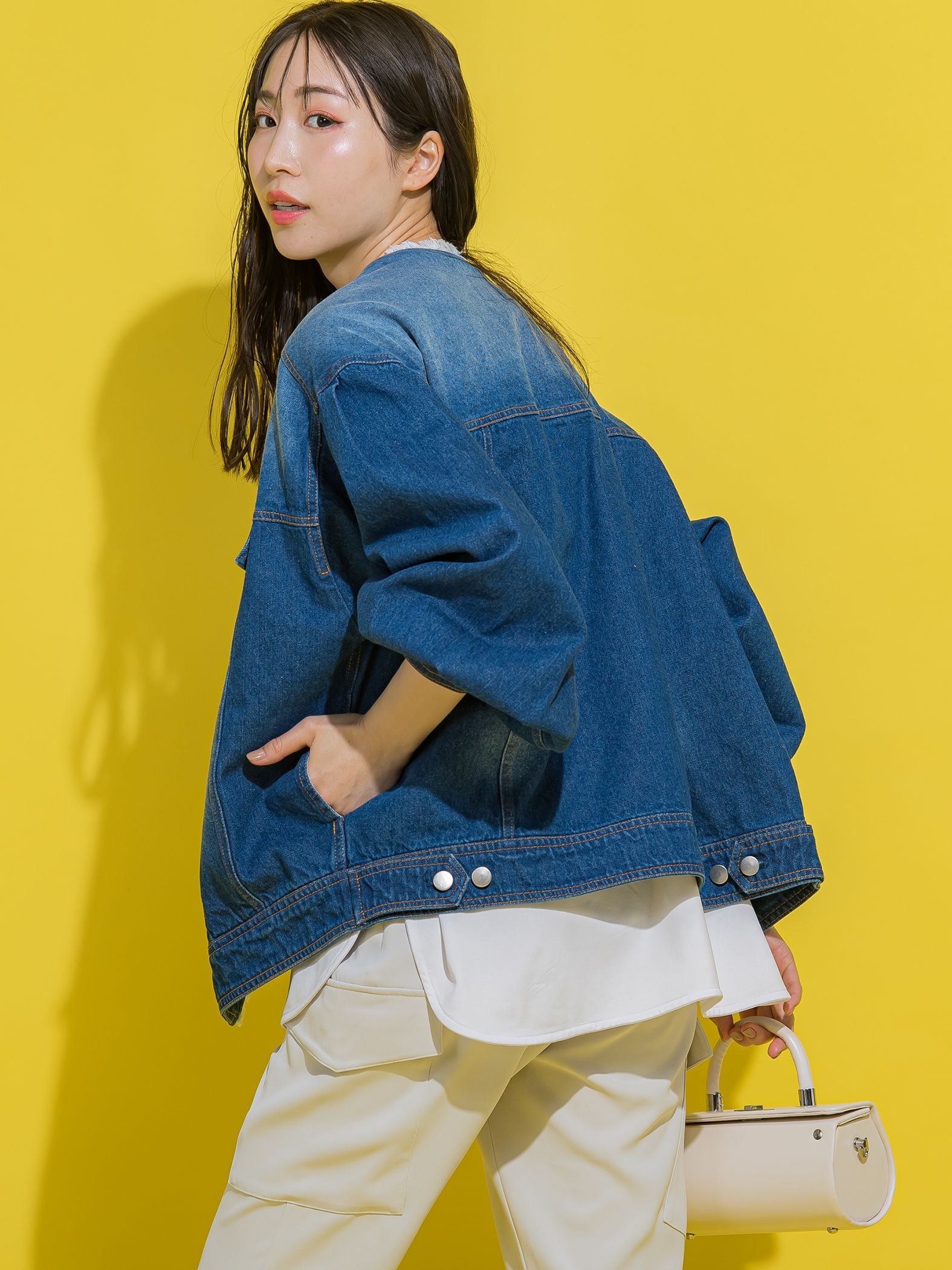 【鮮やかなブルーが春の装いにぴったり】ノーカラーフリンジデニムジャケット《手洗い可能》