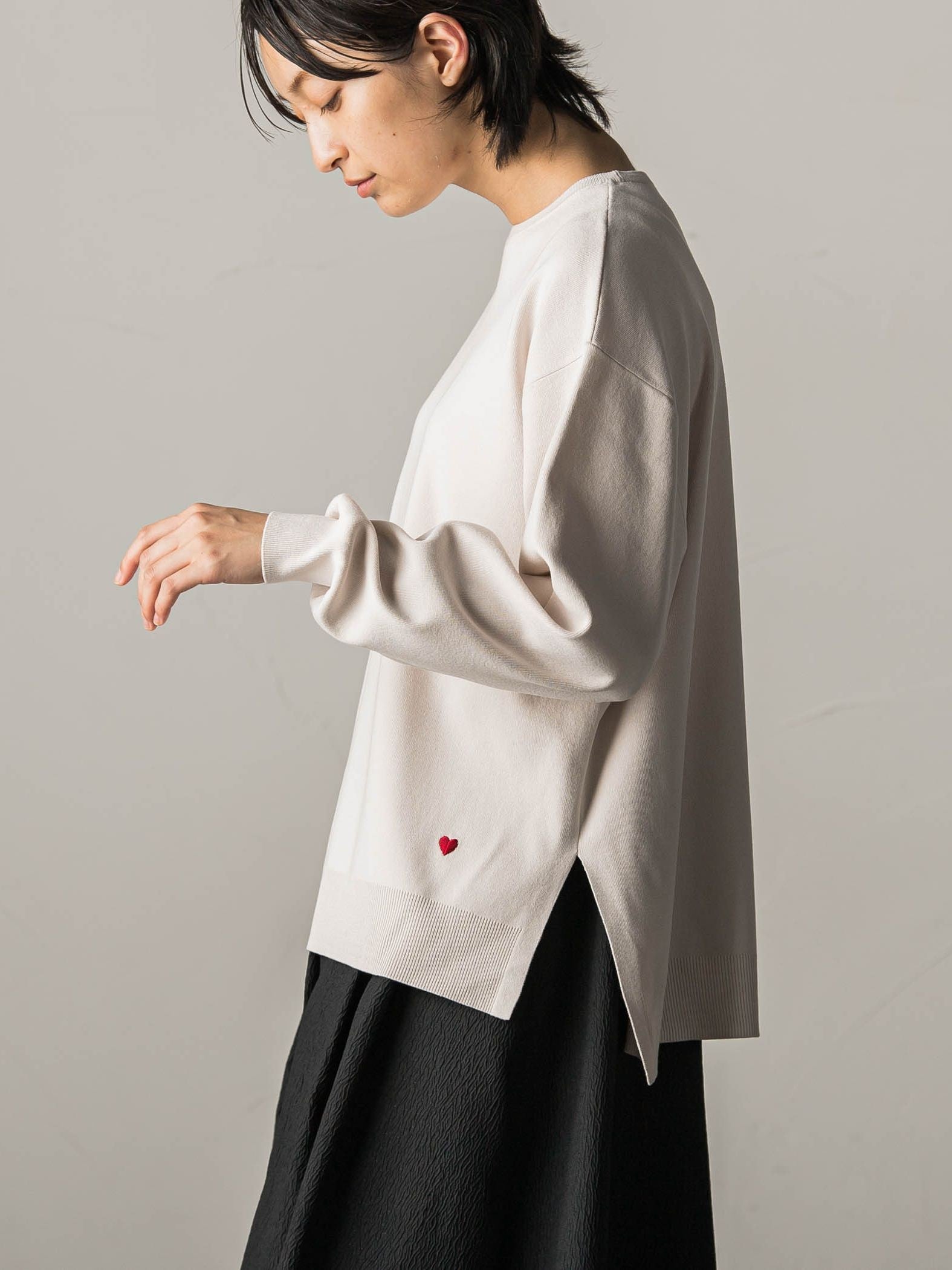 【BIOGRACE】ハート刺繍スウェットライクニットプルオーバー≪手洗い可能≫