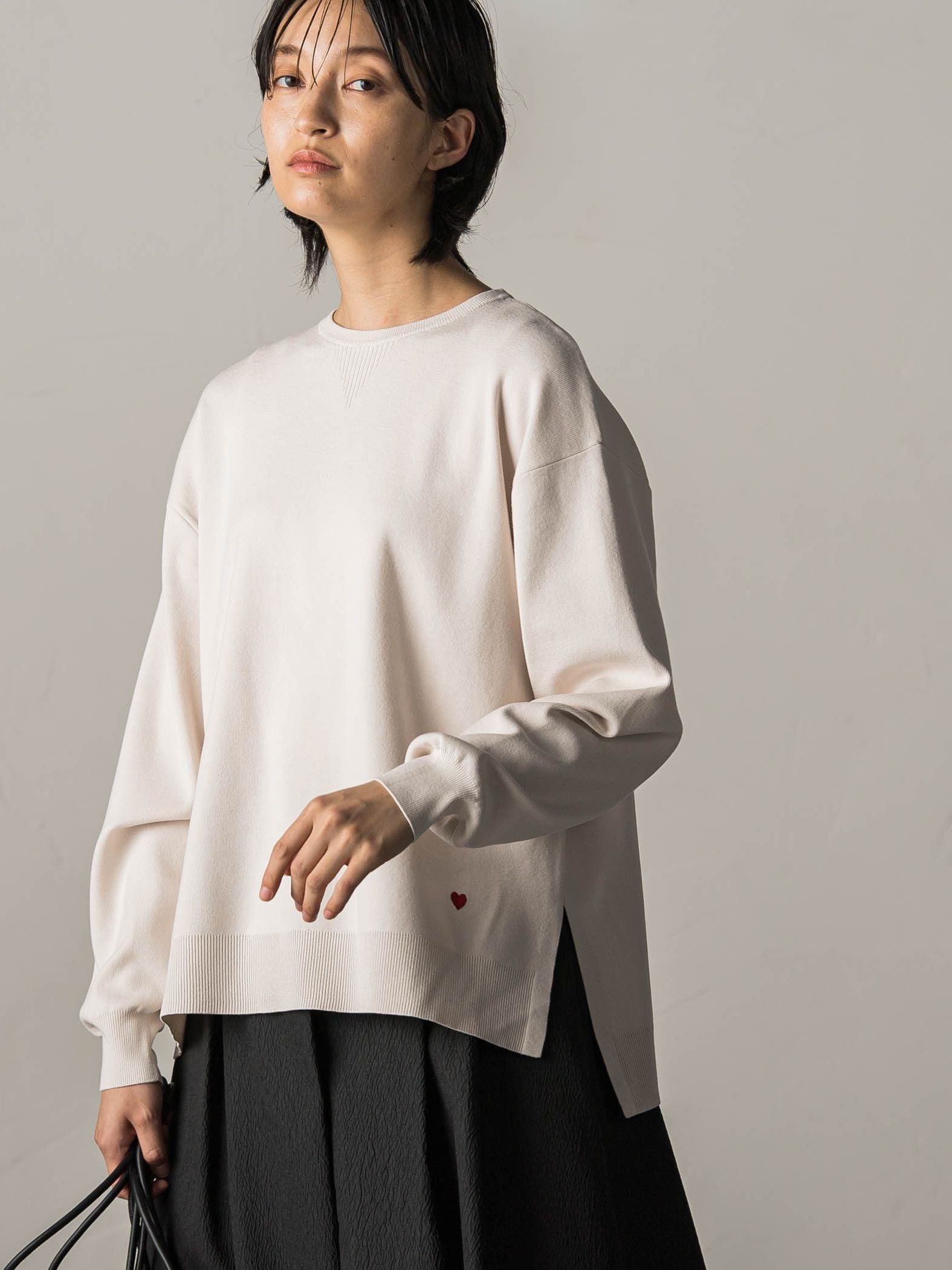 【BIOGRACE】ハート刺繍スウェットライクニットプルオーバー≪手洗い可能≫