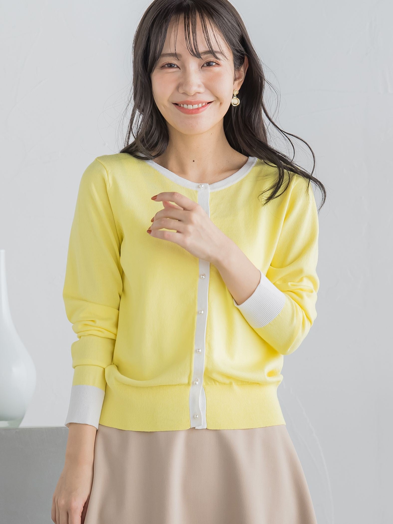 保湿性能を備えたシアバター加工 パールボタン配色カーディガン ≪手洗い可能≫