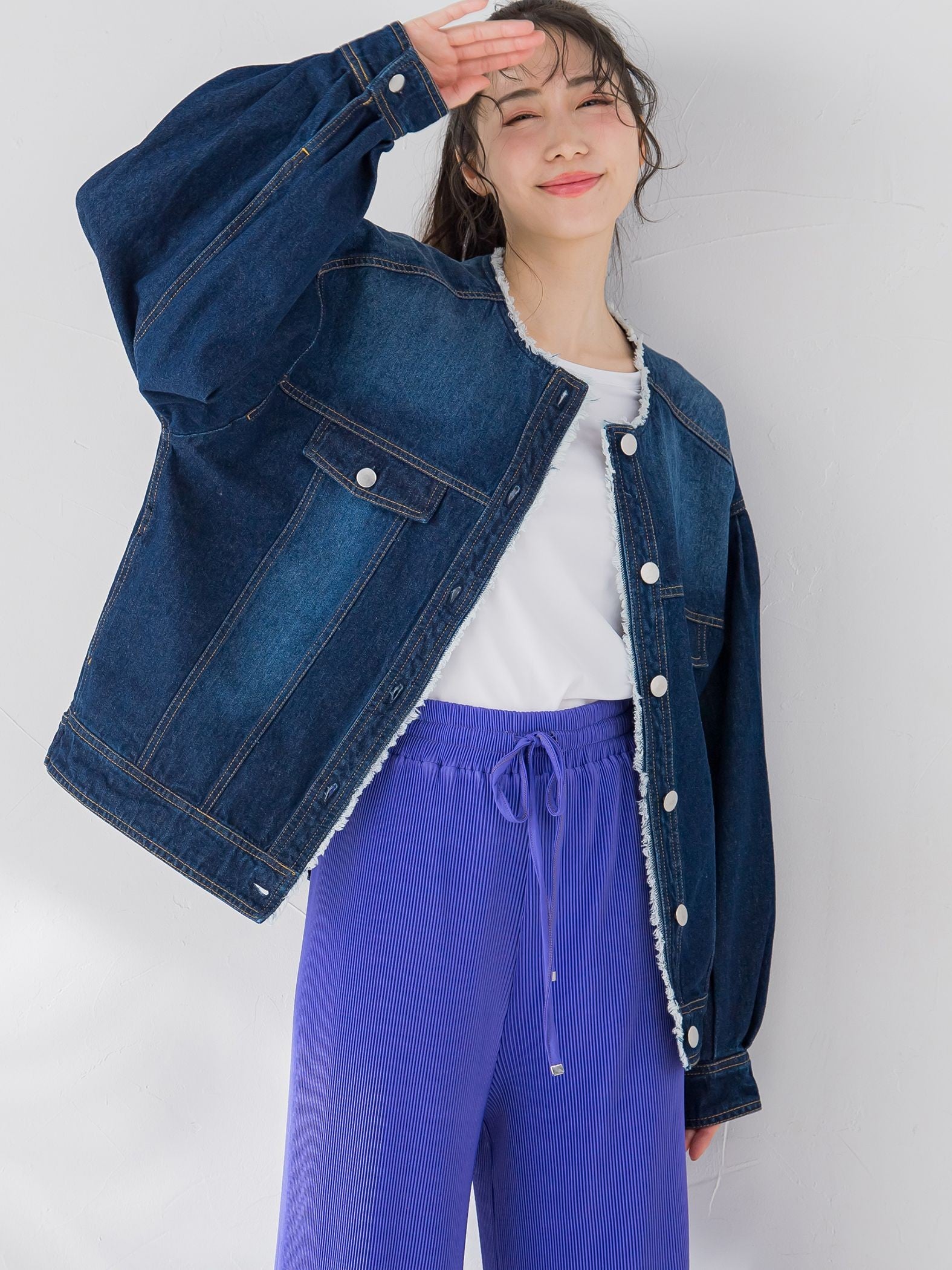 【鮮やかなブルーが春の装いにぴったり】ノーカラーフリンジデニムジャケット《手洗い可能》