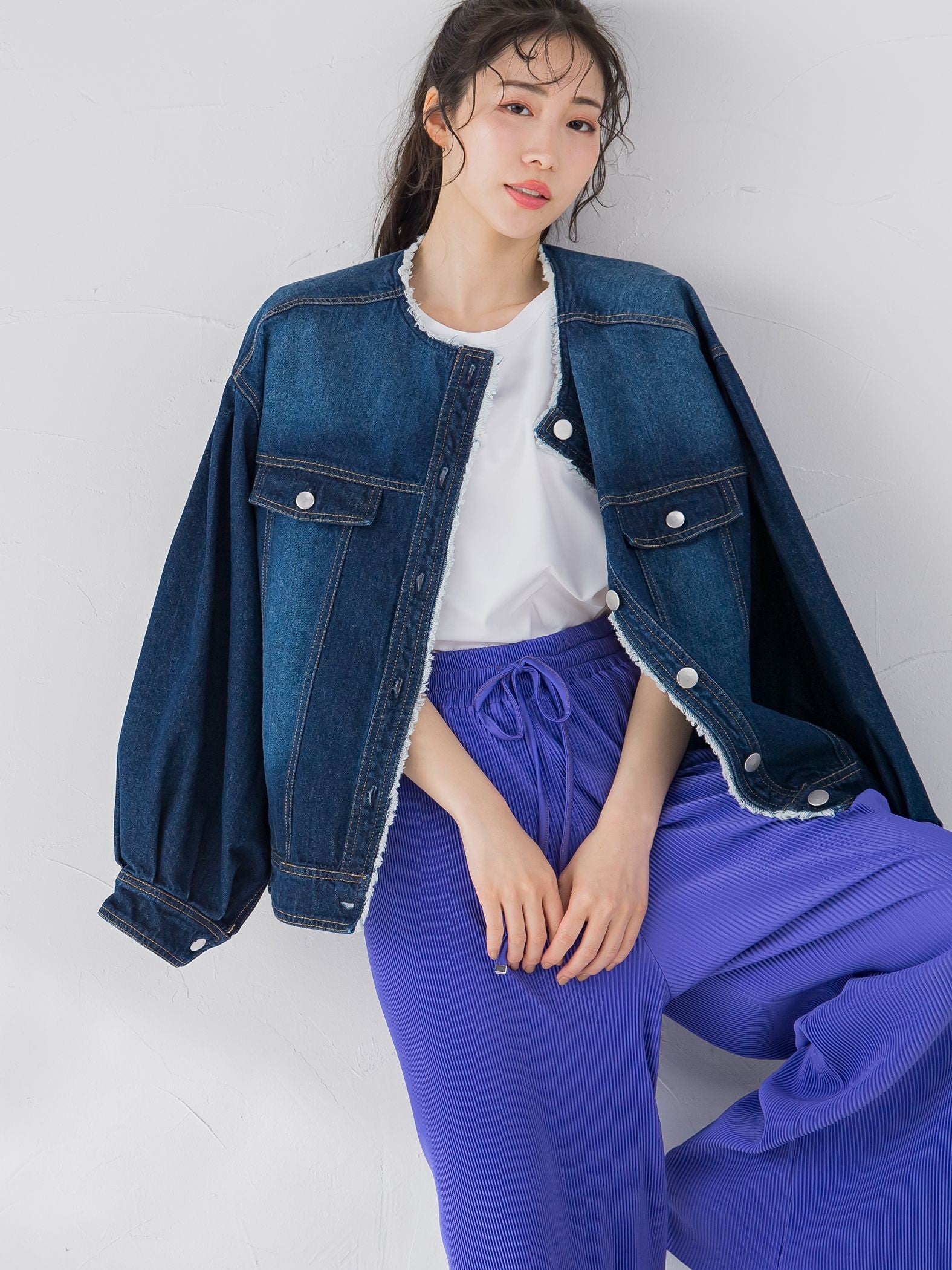 【鮮やかなブルーが春の装いにぴったり】ノーカラーフリンジデニムジャケット《手洗い可能》