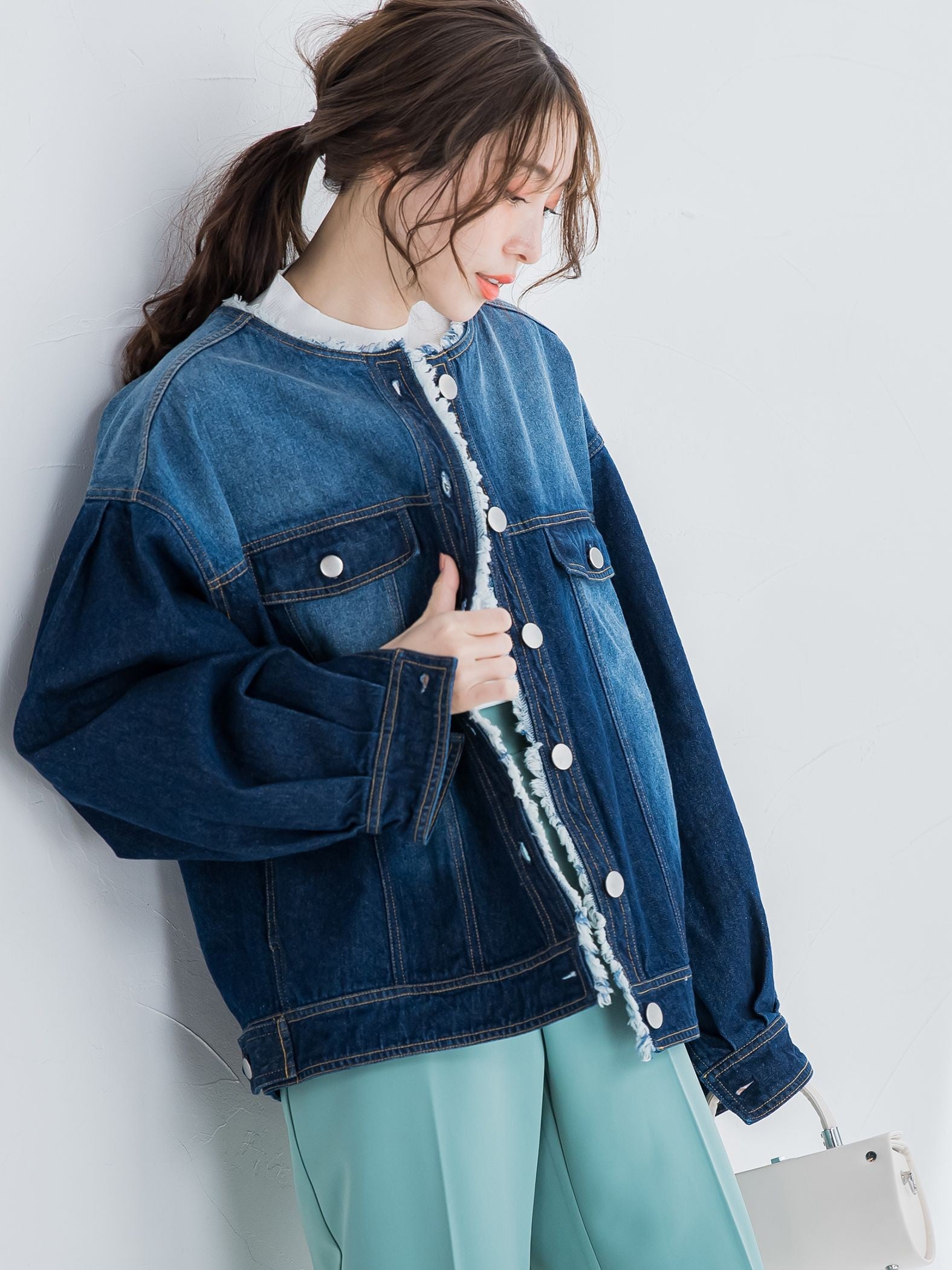 【鮮やかなブルーが春の装いにぴったり】ノーカラーフリンジデニムジャケット《手洗い可能》