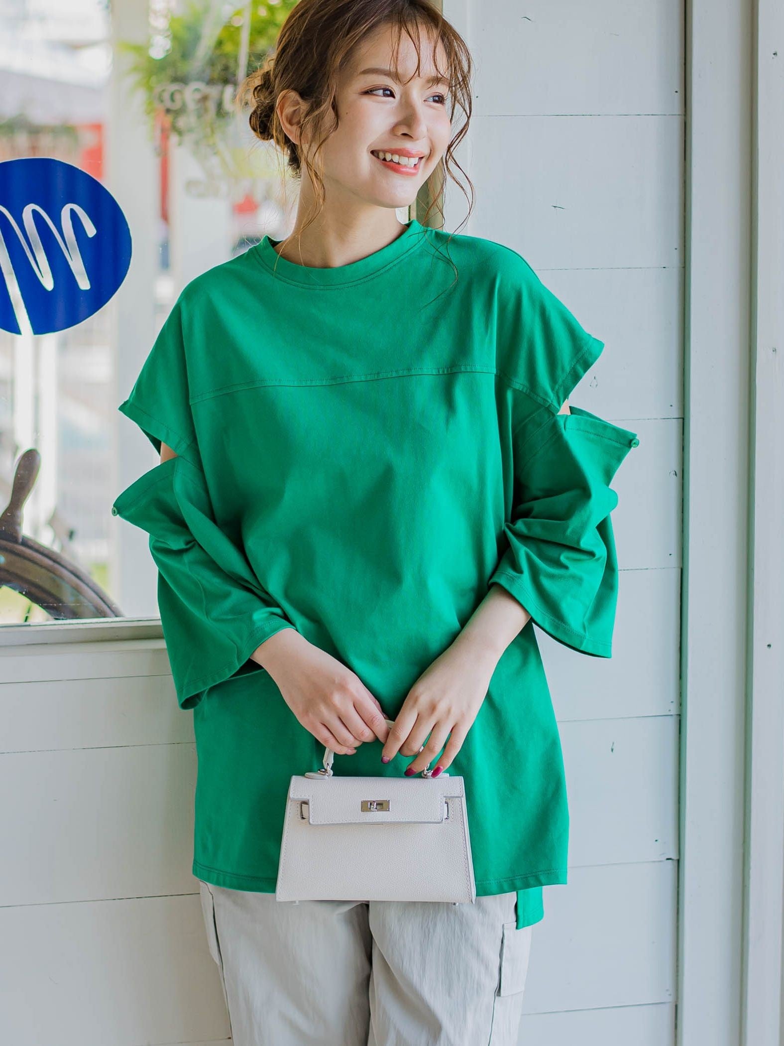 【さり気ない肌見せ】スリットTシャツ《洗濯機で洗える》