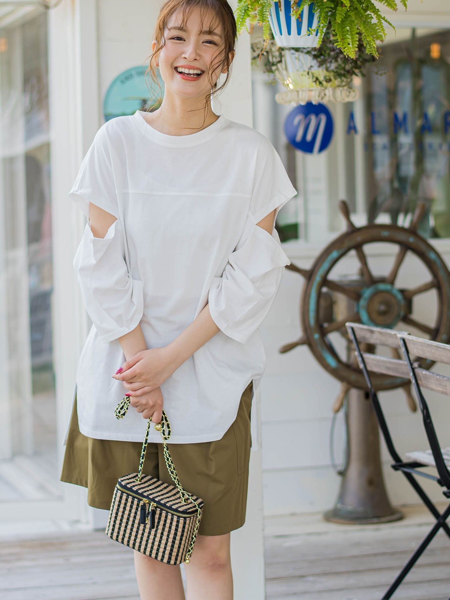 【さり気ない肌見せ】スリットTシャツ《洗濯機で洗える》