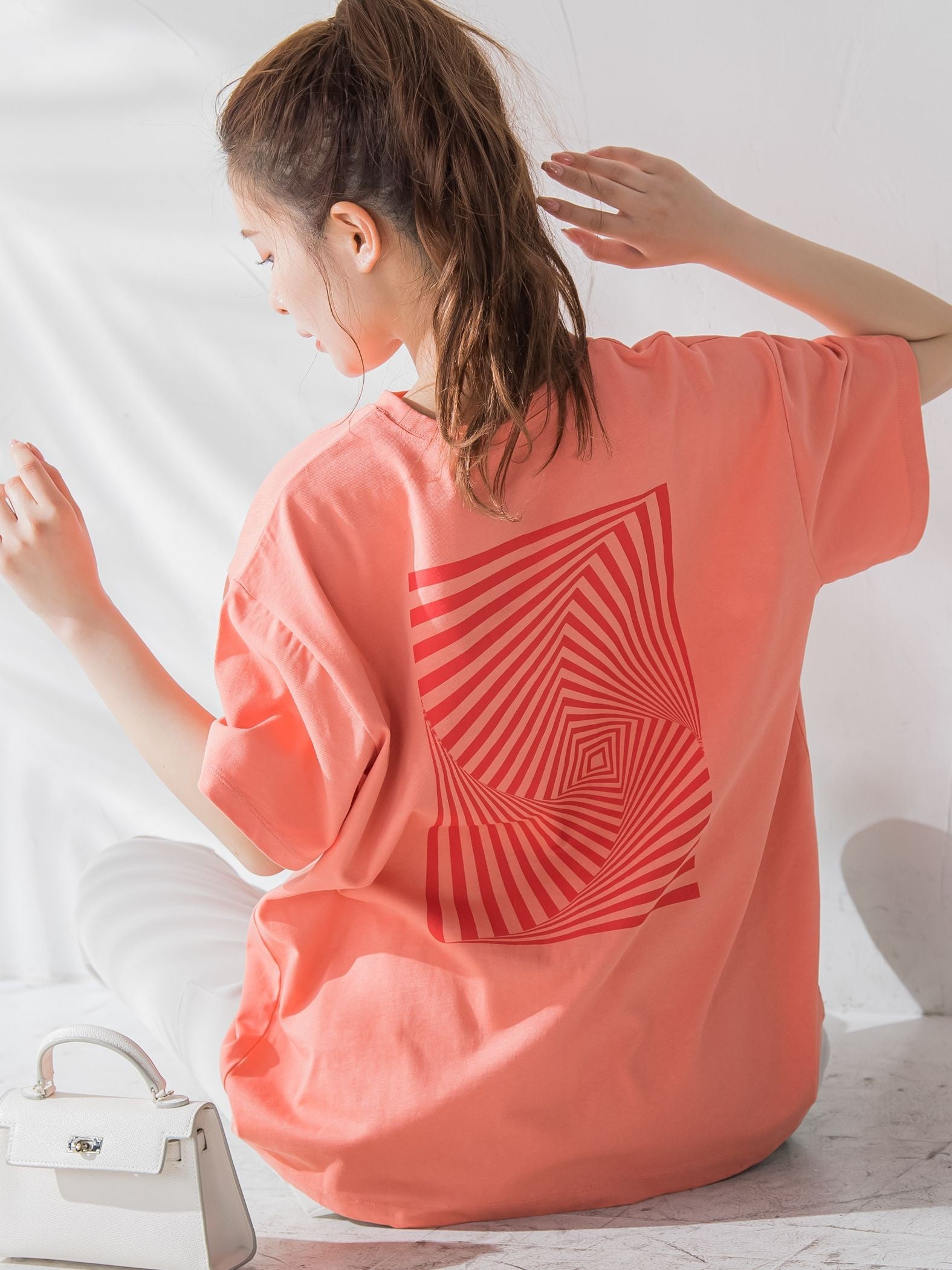 【大人も取り入れやすい1枚】アブストラクトカラーTシャツ《洗濯機で洗える》
