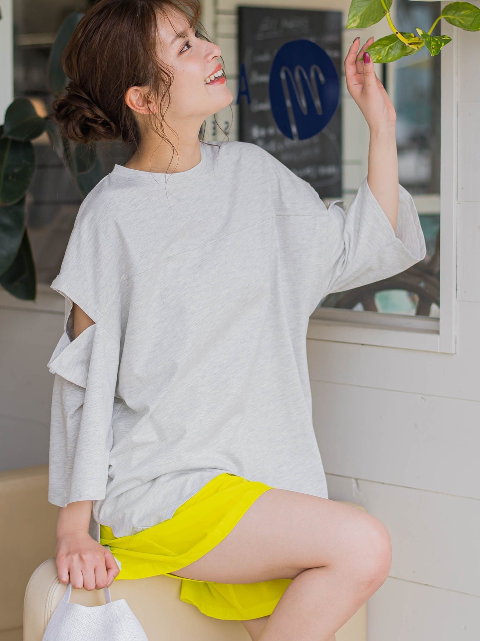 【さり気ない肌見せ】スリットTシャツ《洗濯機で洗える》