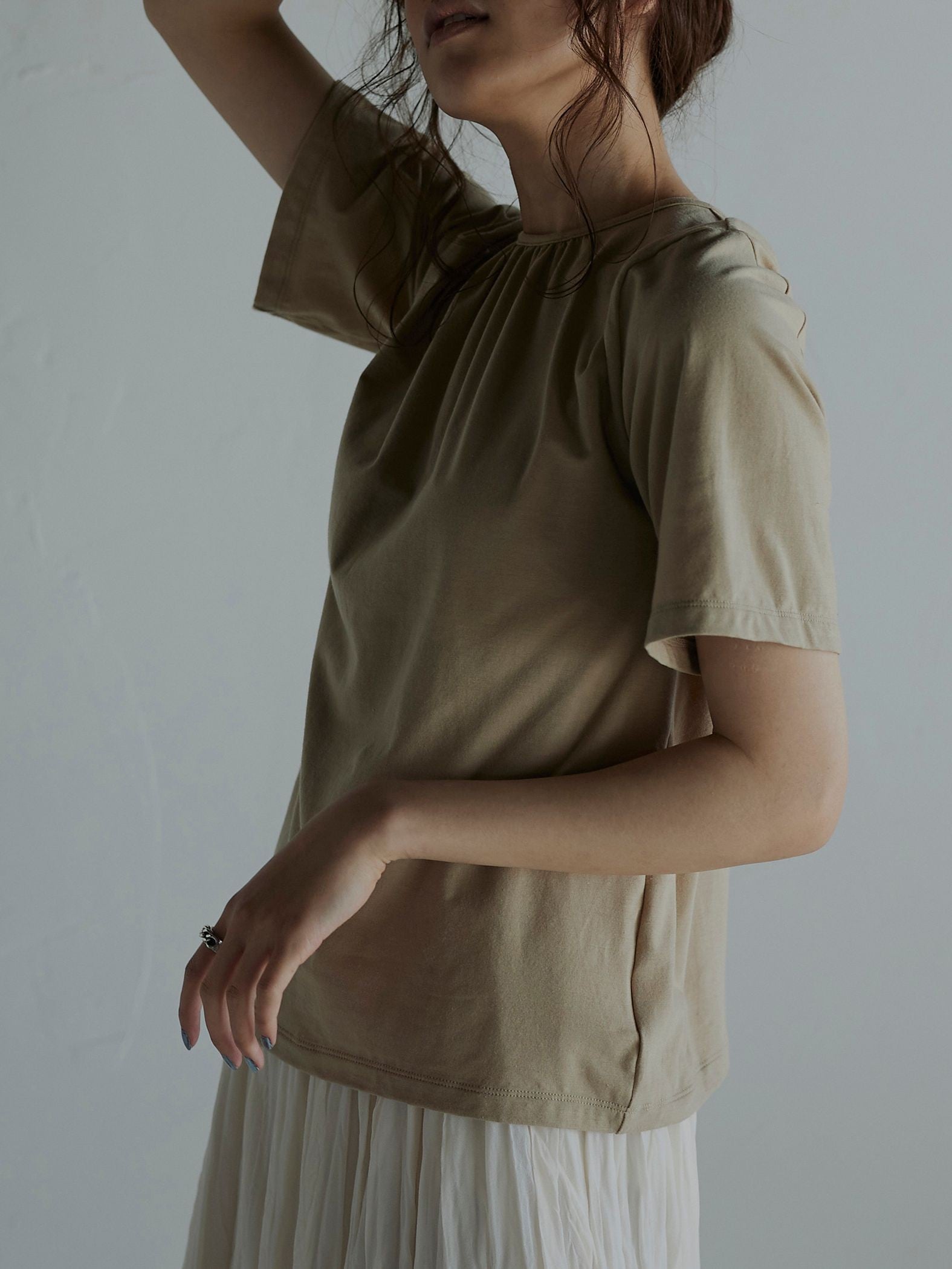 【雑誌掲載】大人の肌見せでアップデート バックシャンTシャツ