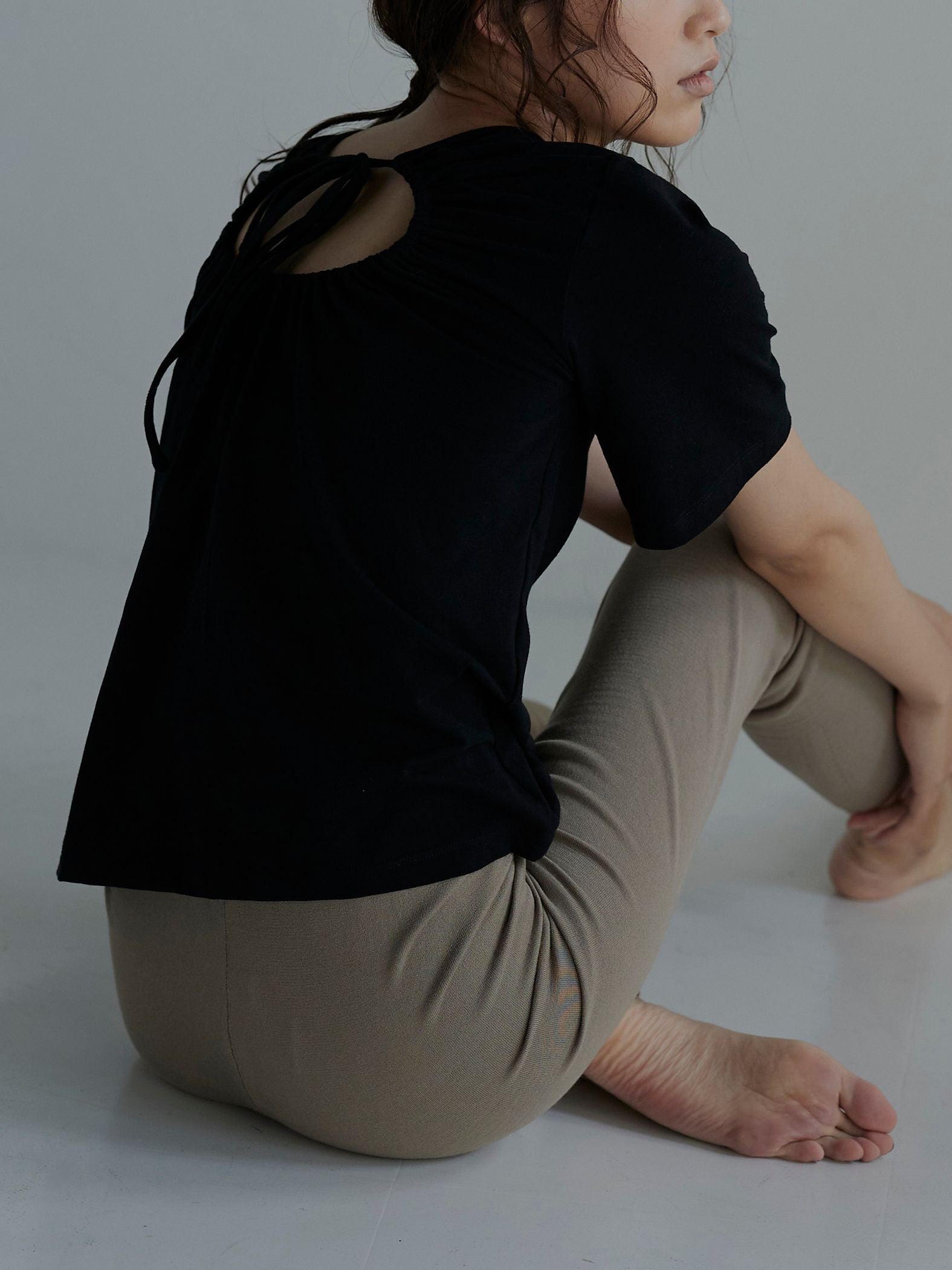 【雑誌掲載】大人の肌見せでアップデート バックシャンTシャツ