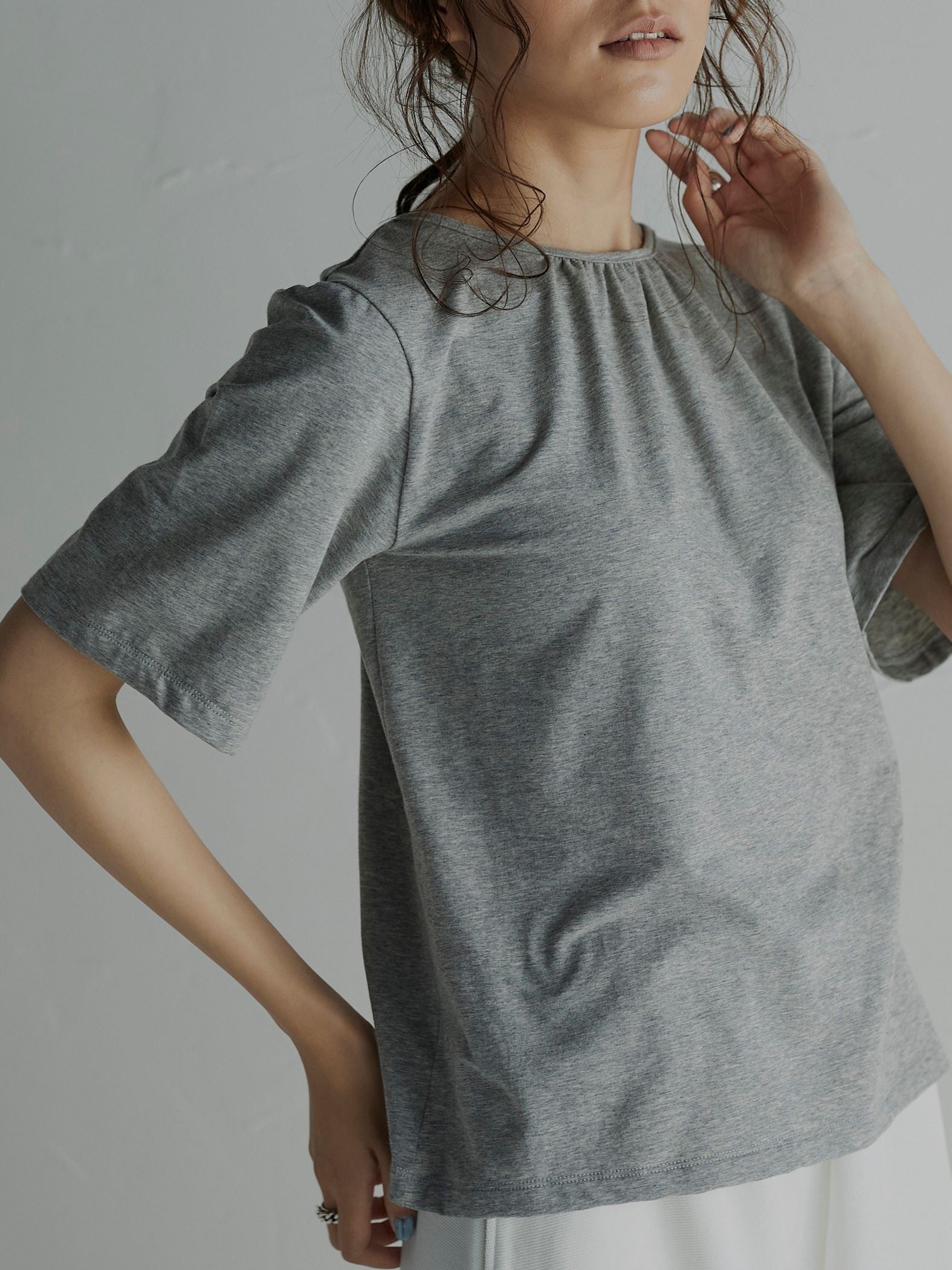 【雑誌掲載】大人の肌見せでアップデート バックシャンTシャツ