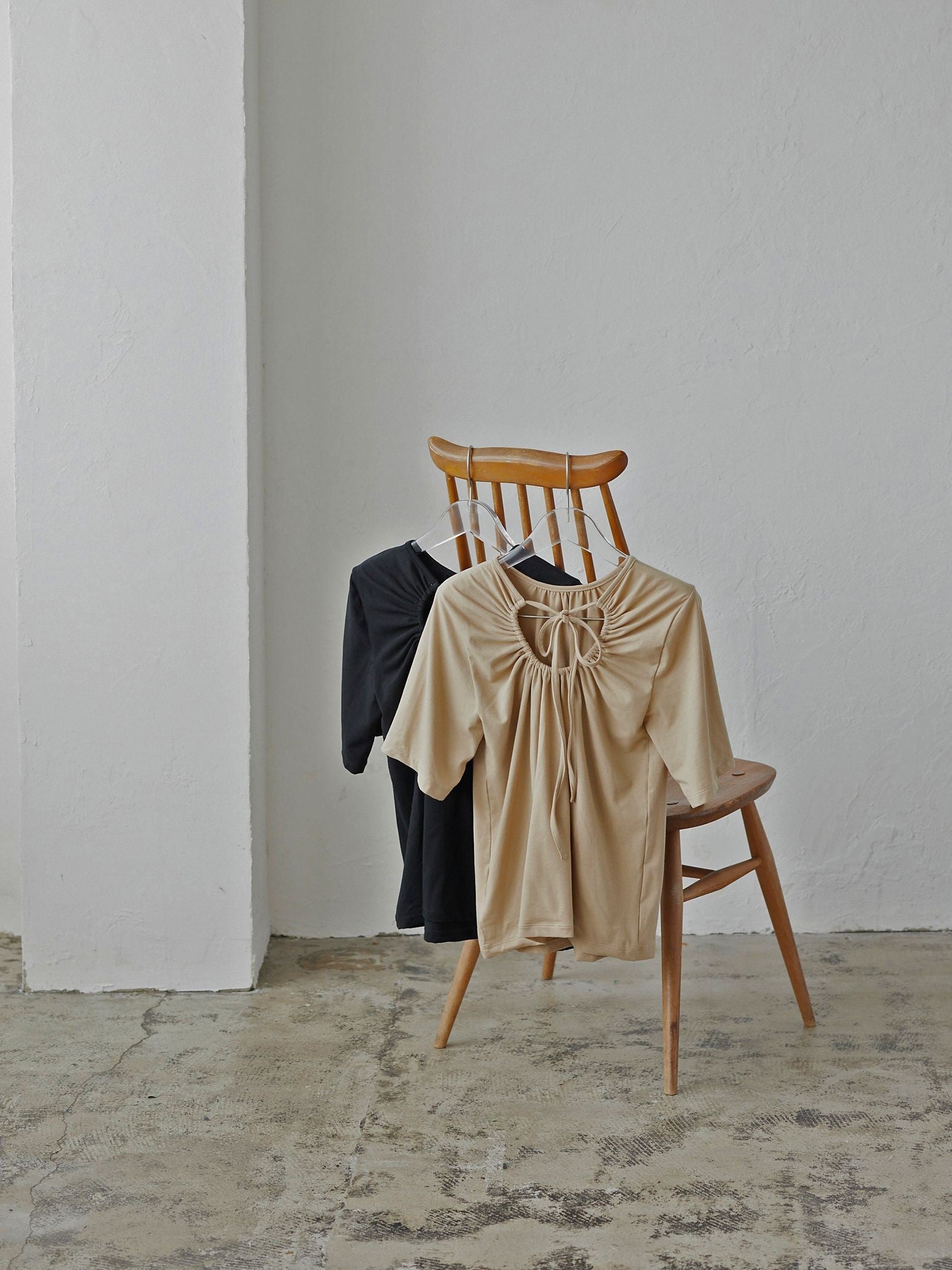 【雑誌掲載】大人の肌見せでアップデート バックシャンTシャツ