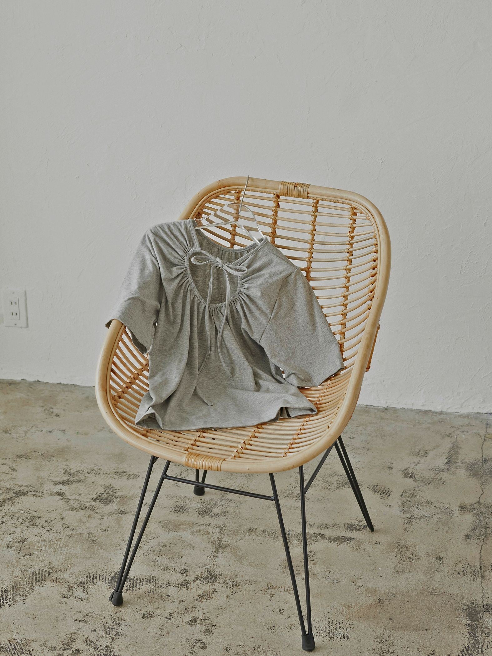 【雑誌掲載】大人の肌見せでアップデート バックシャンTシャツ