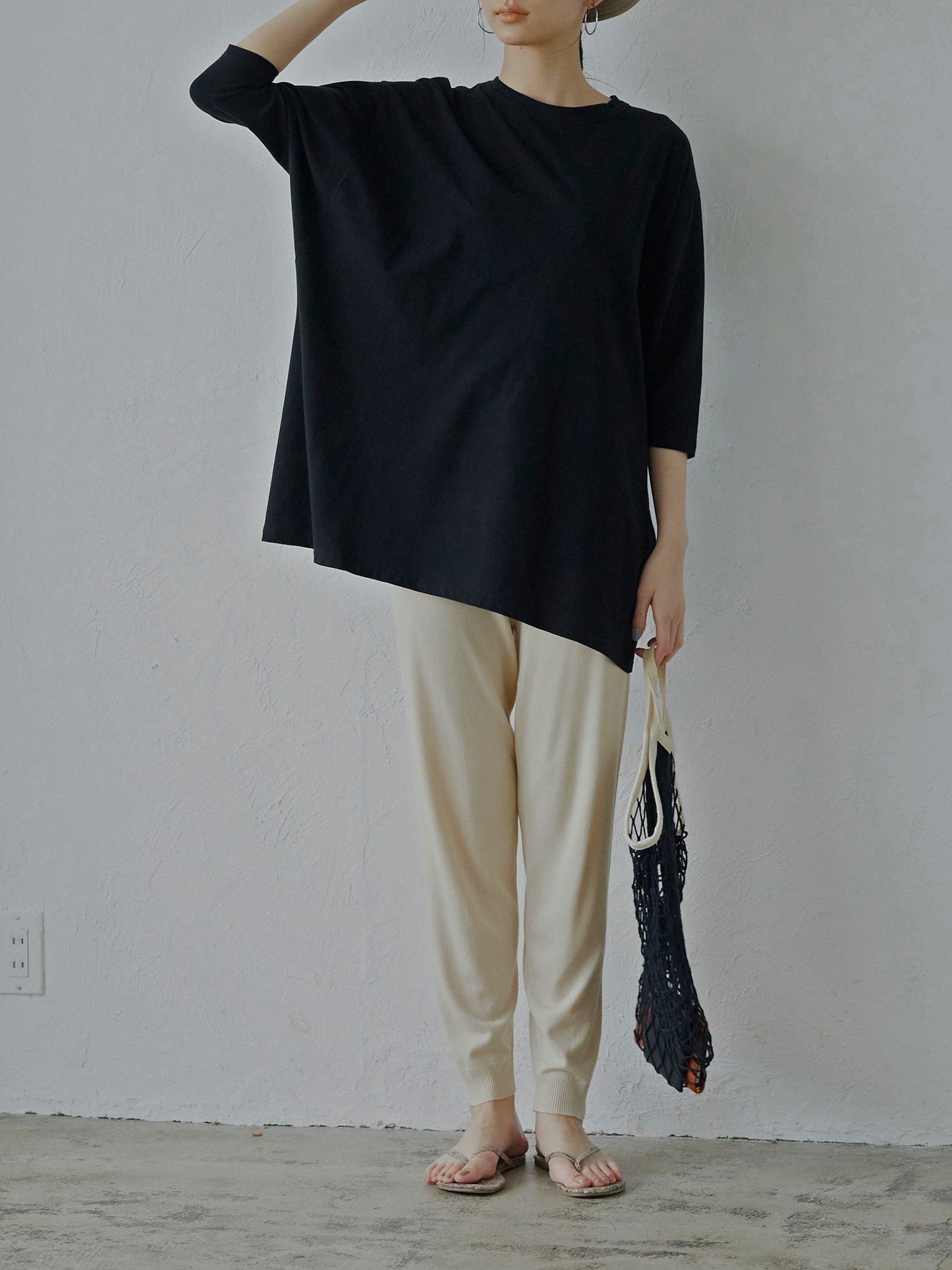 ゆるさの中に見せる女らしさ オープンバックTシャツ