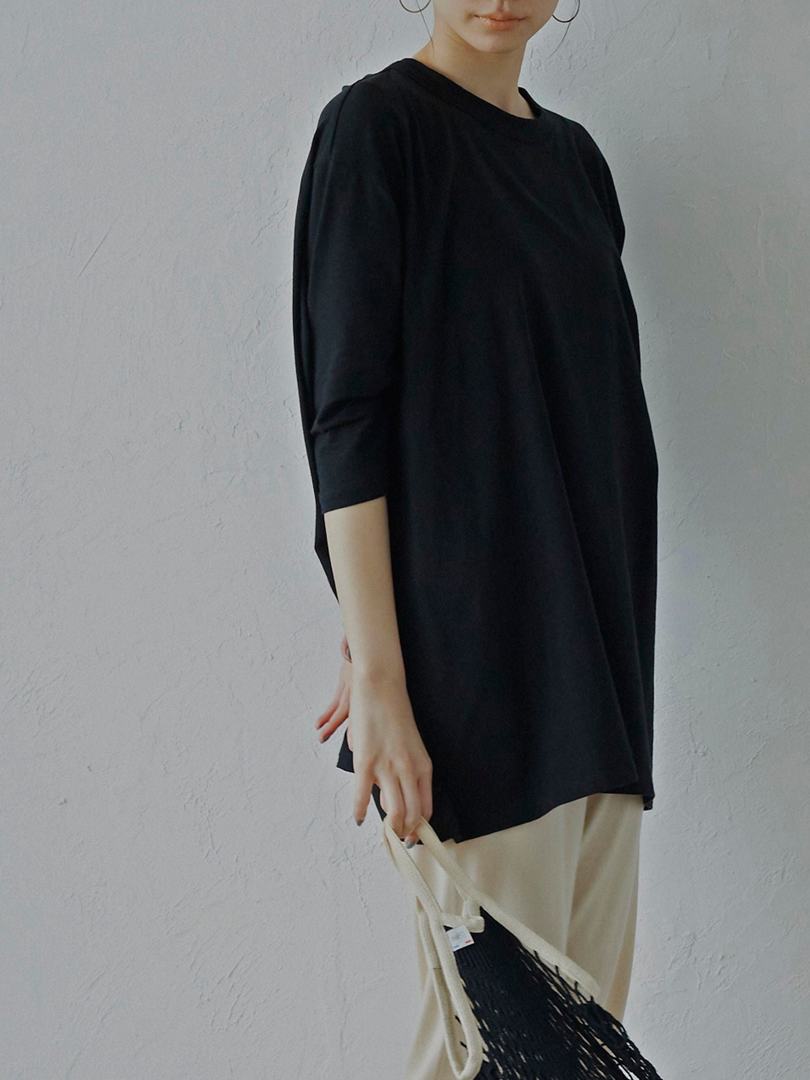 ゆるさの中に見せる女らしさ オープンバックTシャツ
