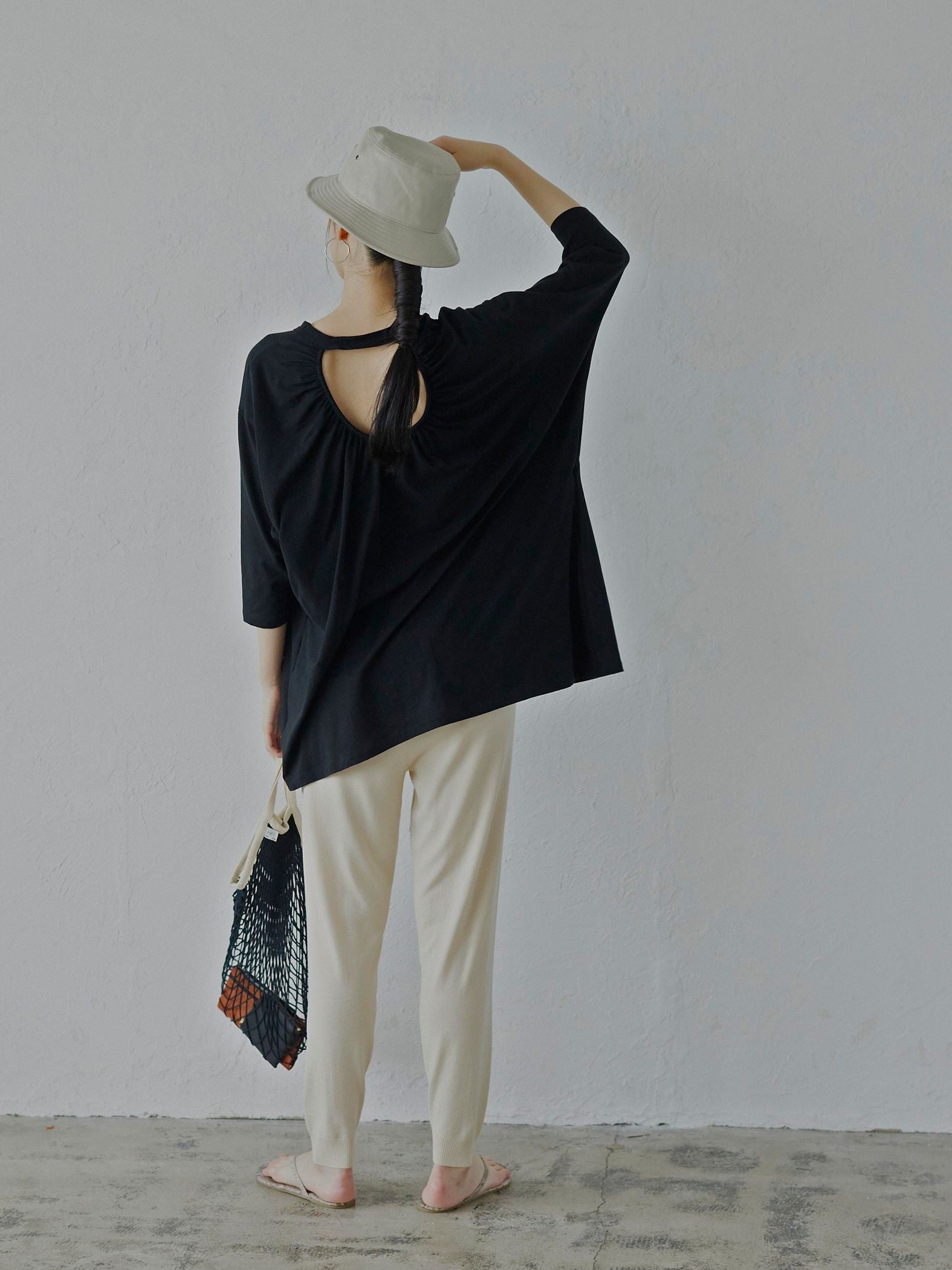 ゆるさの中に見せる女らしさ オープンバックTシャツ