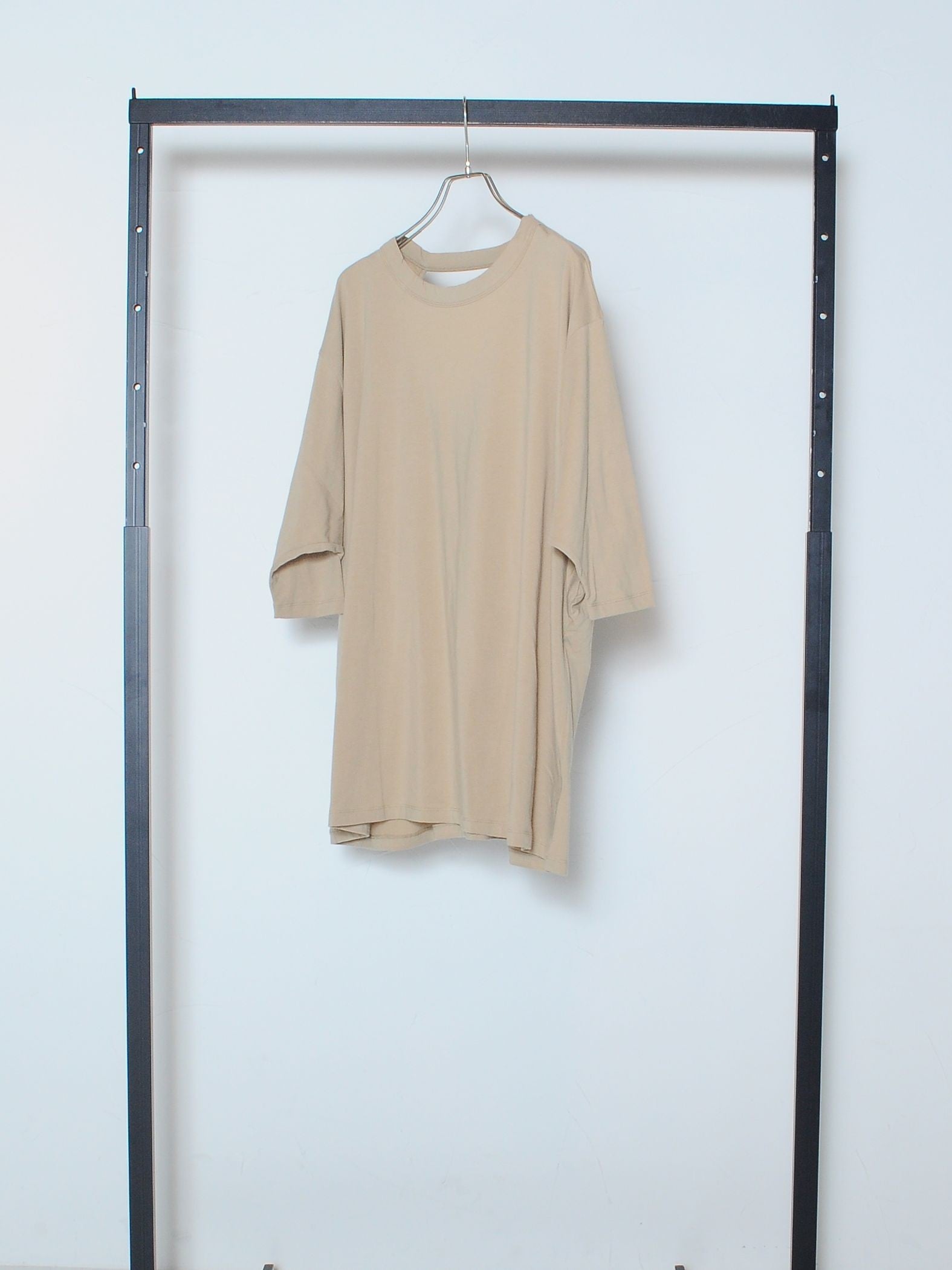 ゆるさの中に見せる女らしさ オープンバックTシャツ
