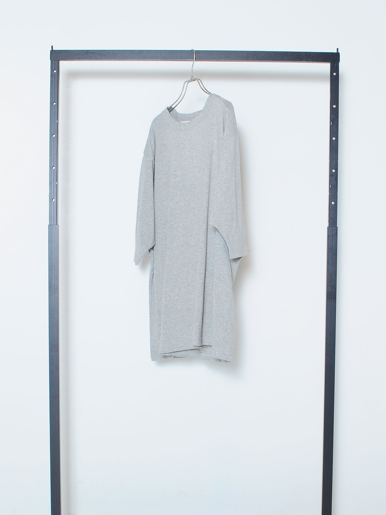 ゆるさの中に見せる女らしさ オープンバックTシャツ