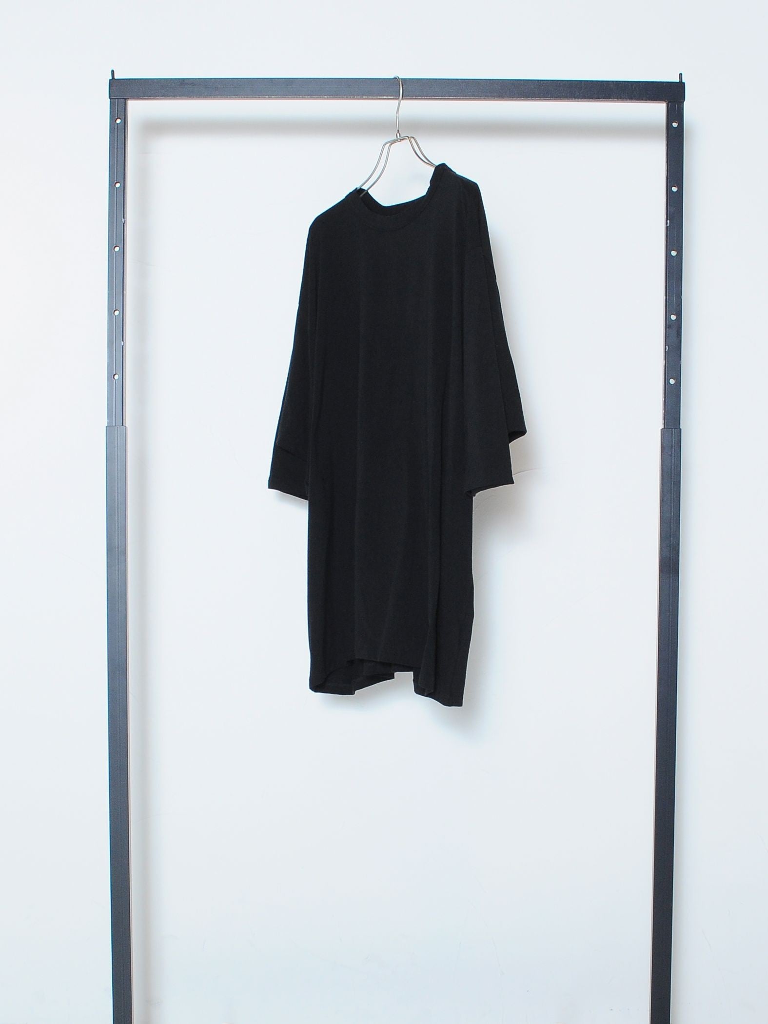 ゆるさの中に見せる女らしさ オープンバックTシャツ