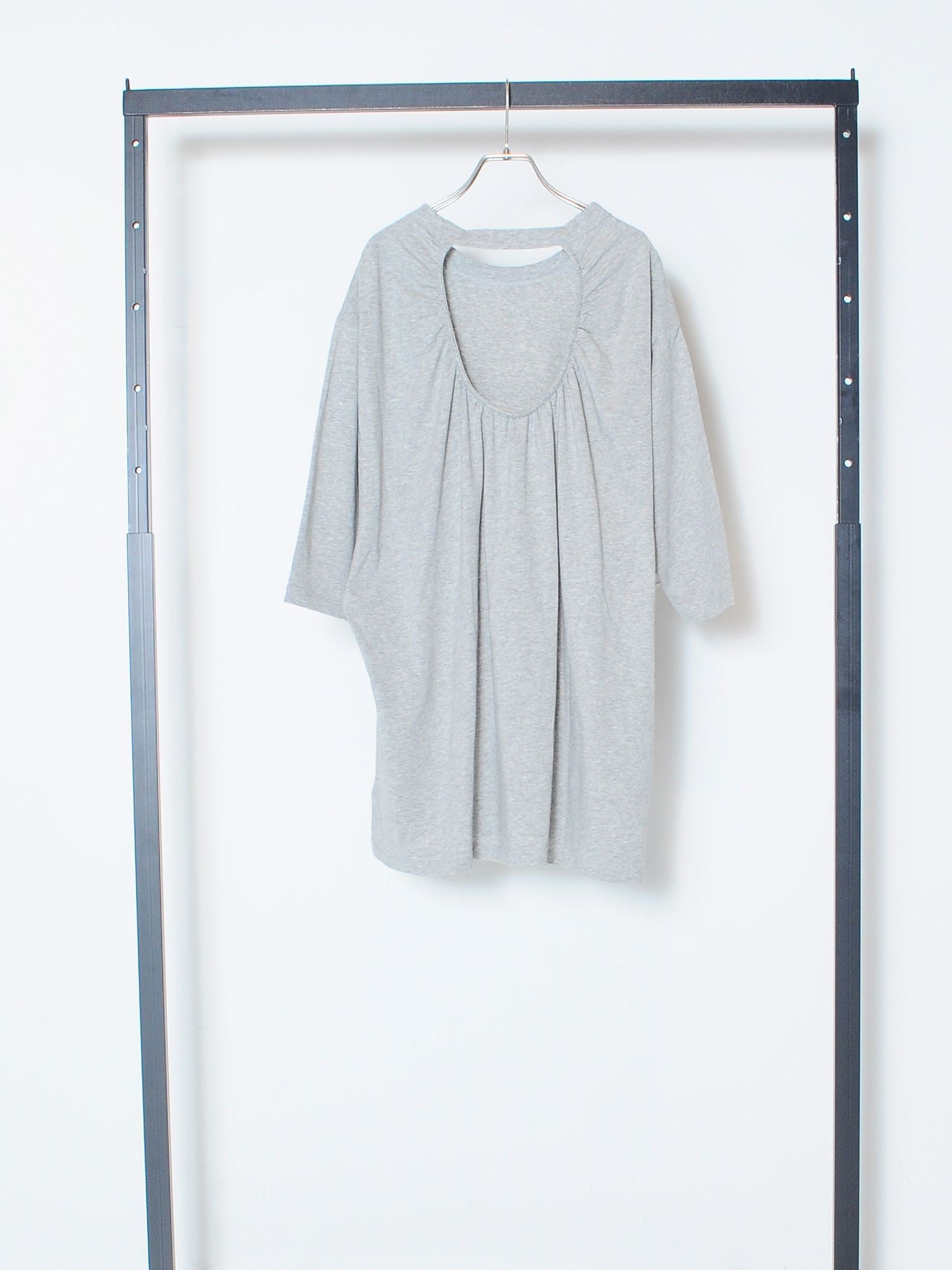 ゆるさの中に見せる女らしさ オープンバックTシャツ