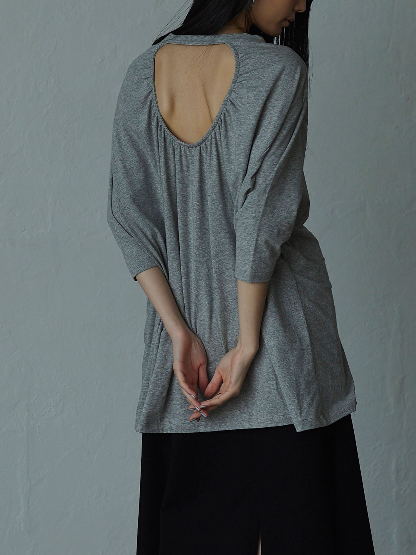 ゆるさの中に見せる女らしさ オープンバックTシャツ