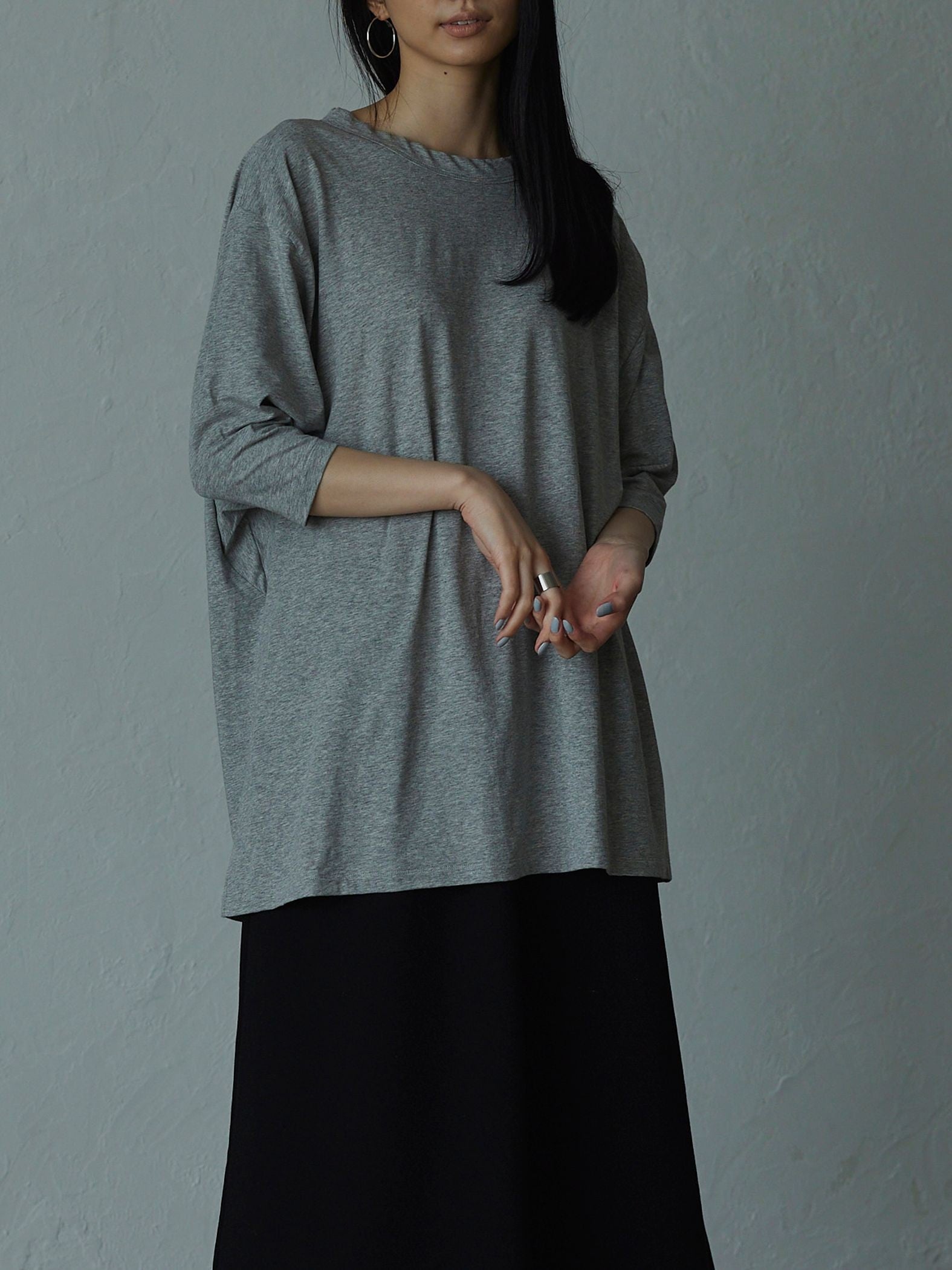 ゆるさの中に見せる女らしさ オープンバックTシャツ
