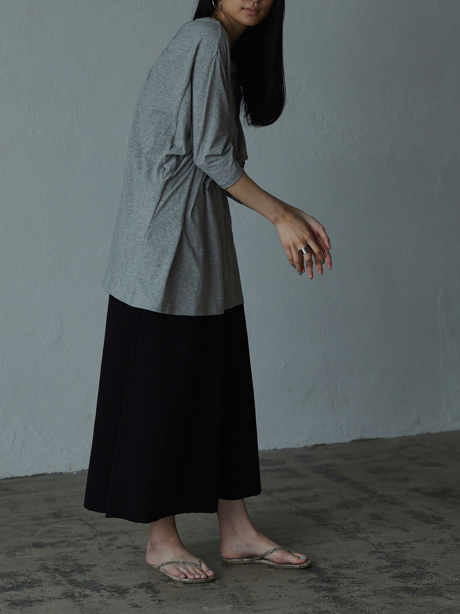 ゆるさの中に見せる女らしさ オープンバックTシャツ