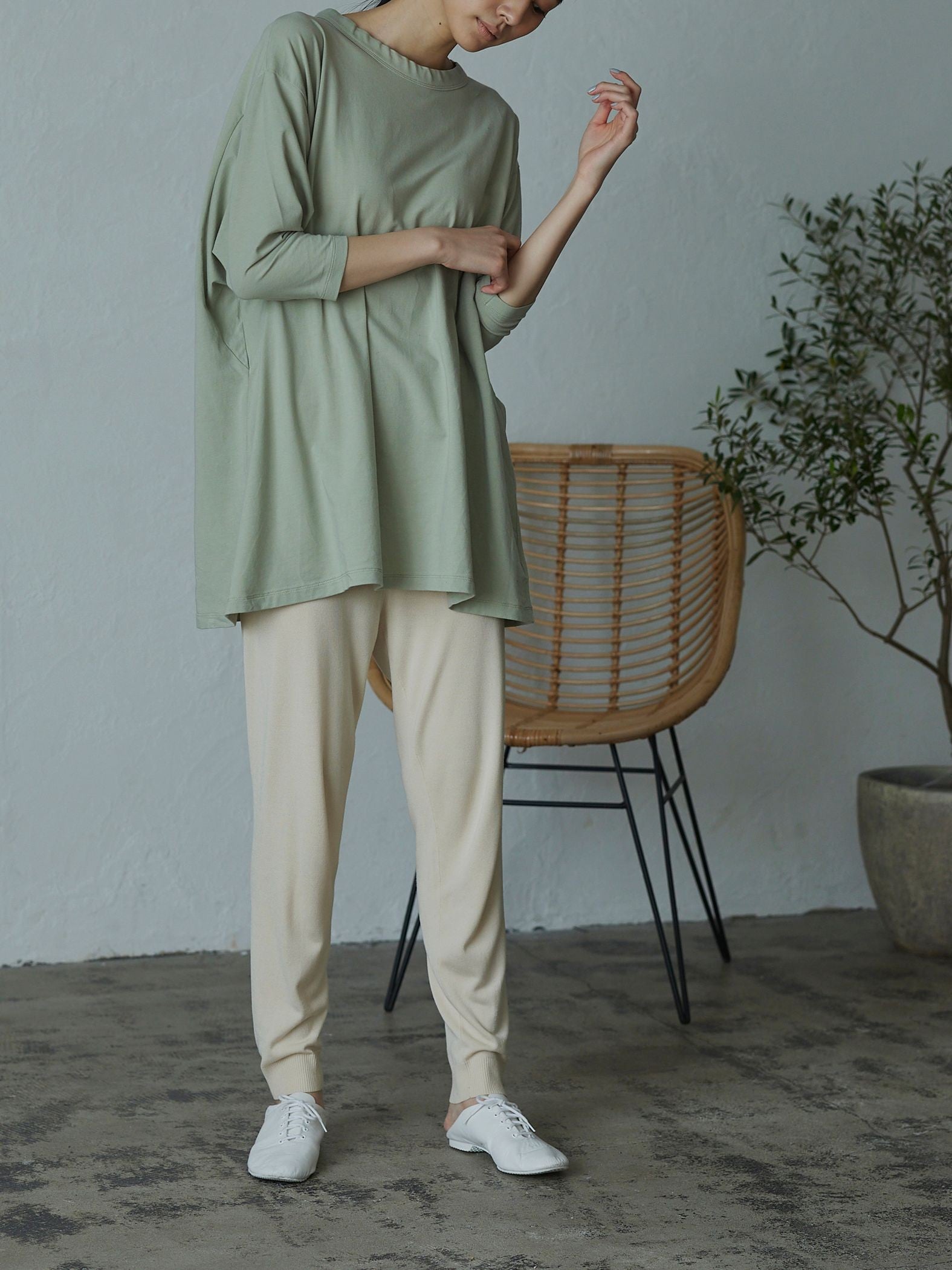 ゆるさの中に見せる女らしさ オープンバックTシャツ