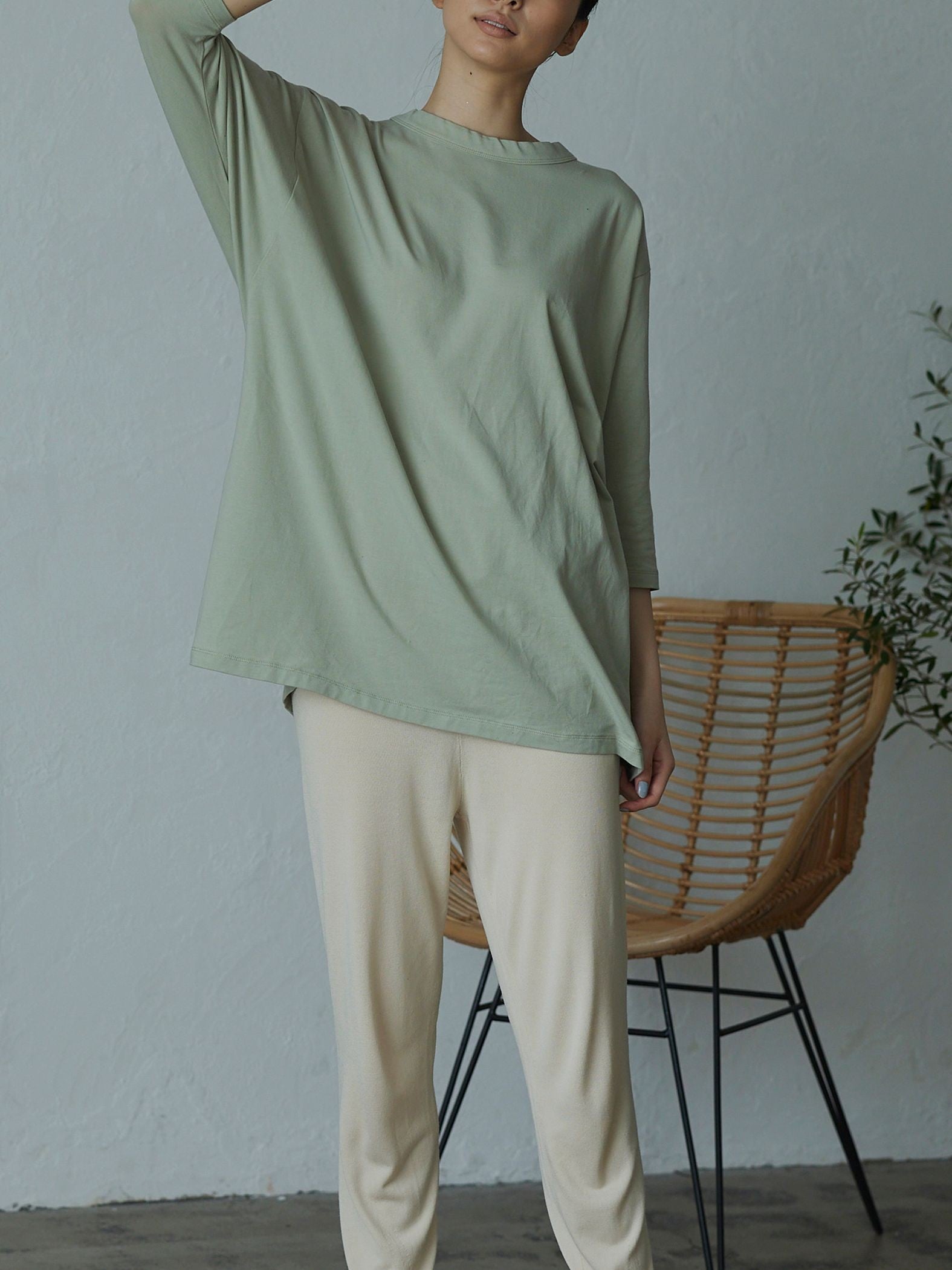 ゆるさの中に見せる女らしさ オープンバックTシャツ