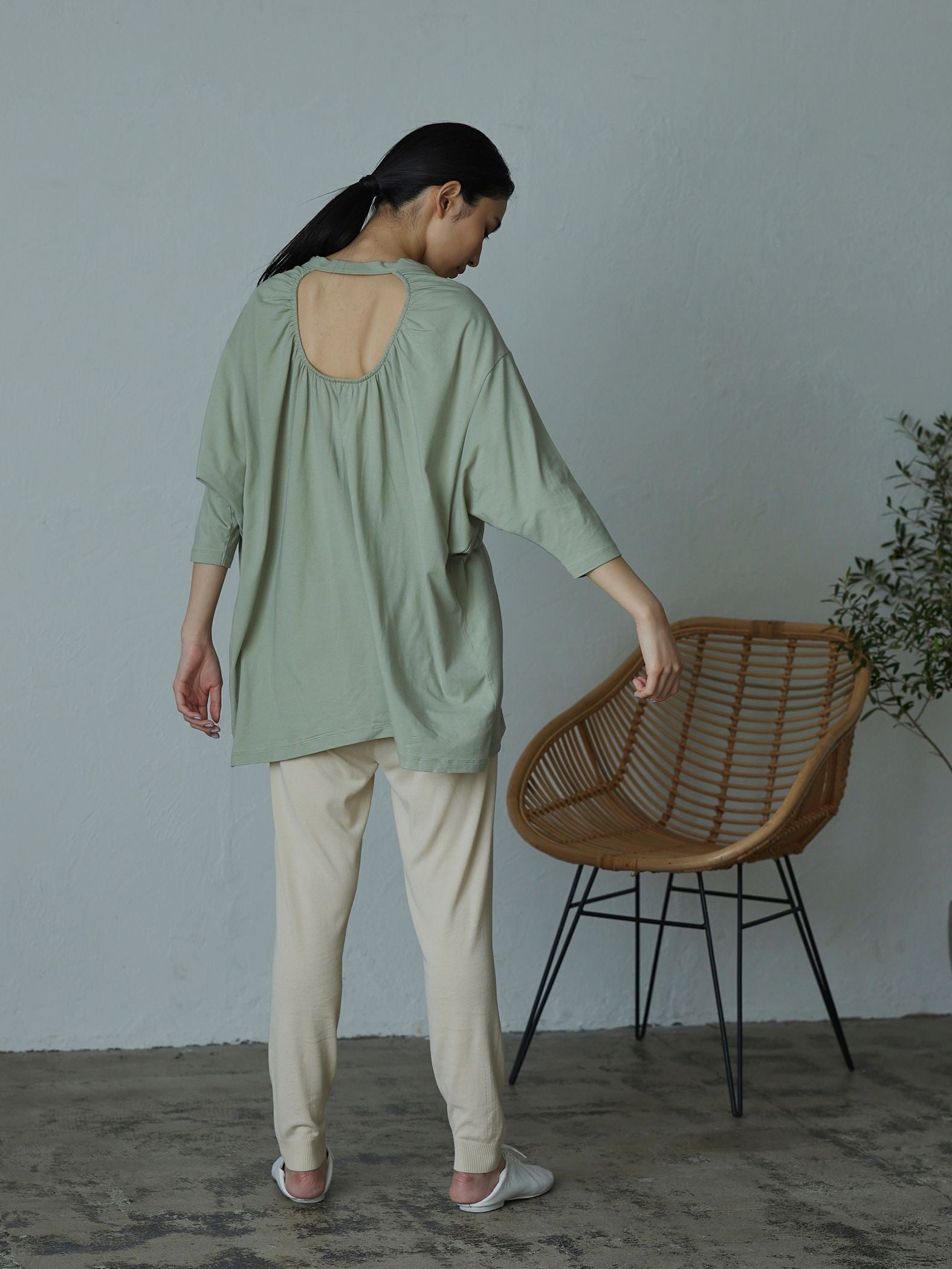 ゆるさの中に見せる女らしさ オープンバックTシャツ