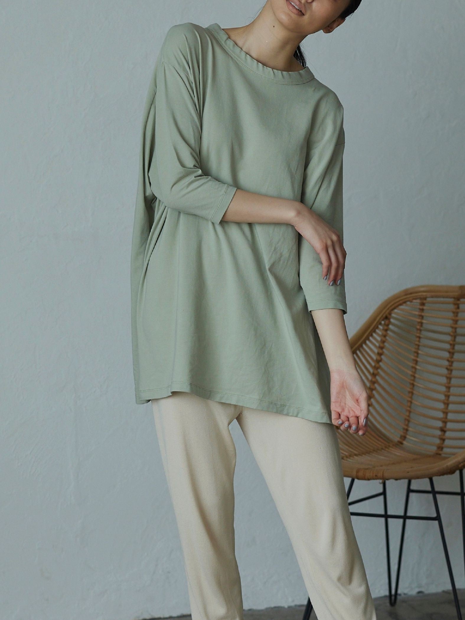 ゆるさの中に見せる女らしさ オープンバックTシャツ
