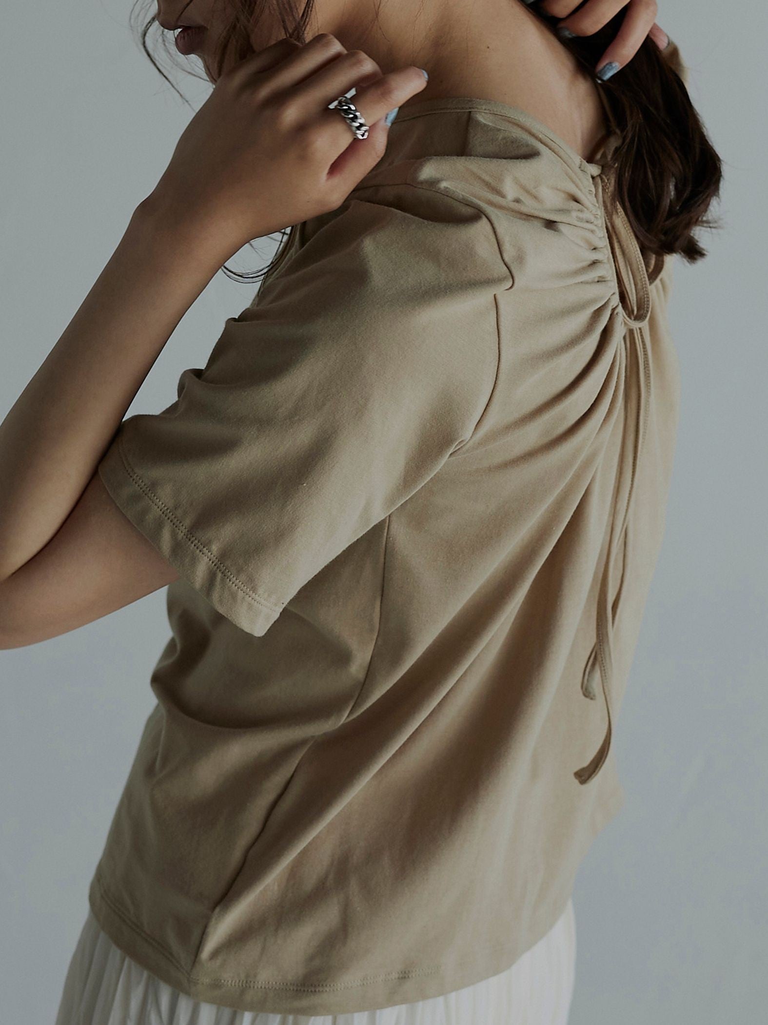 【雑誌掲載】大人の肌見せでアップデート バックシャンTシャツ