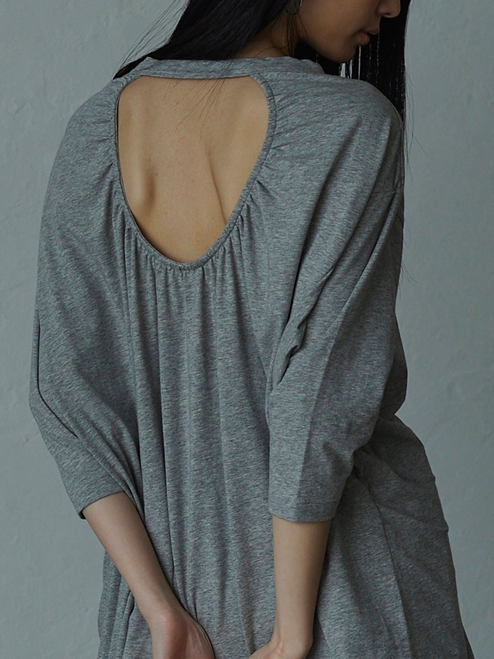 ゆるさの中に見せる女らしさ オープンバックTシャツ