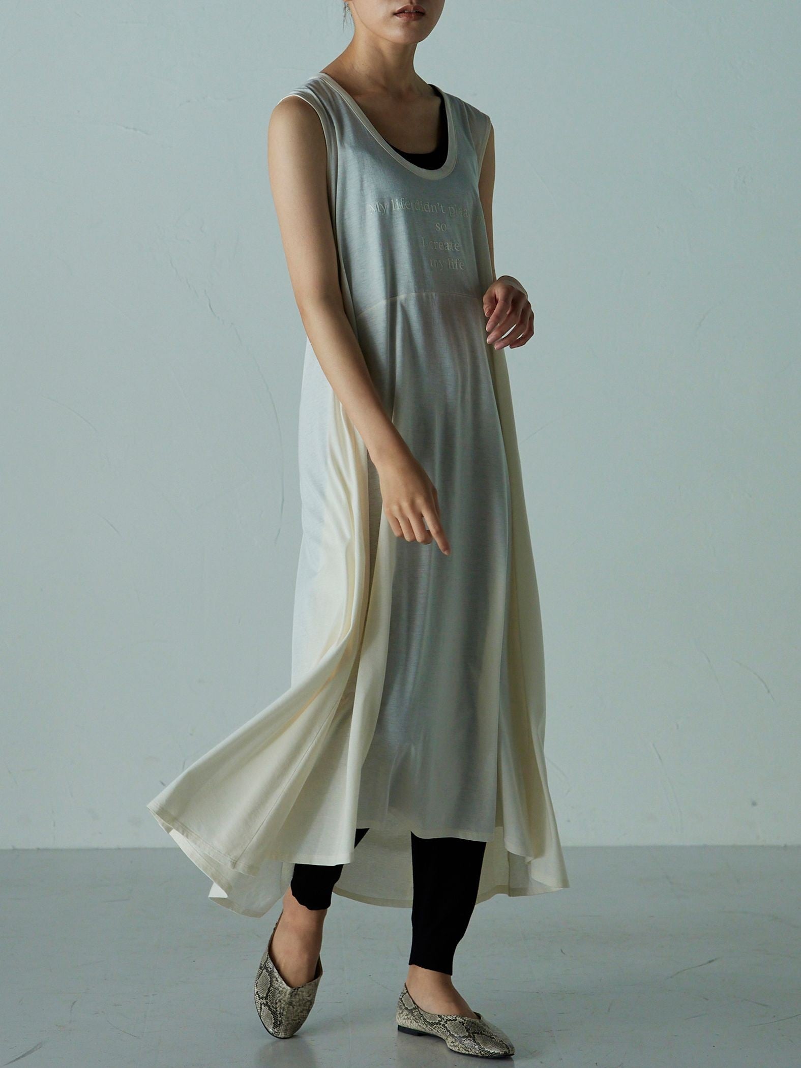 アクティブなツイストデザイン 厚盛ロゴワンピース ≪PREMIUM COTTON≫