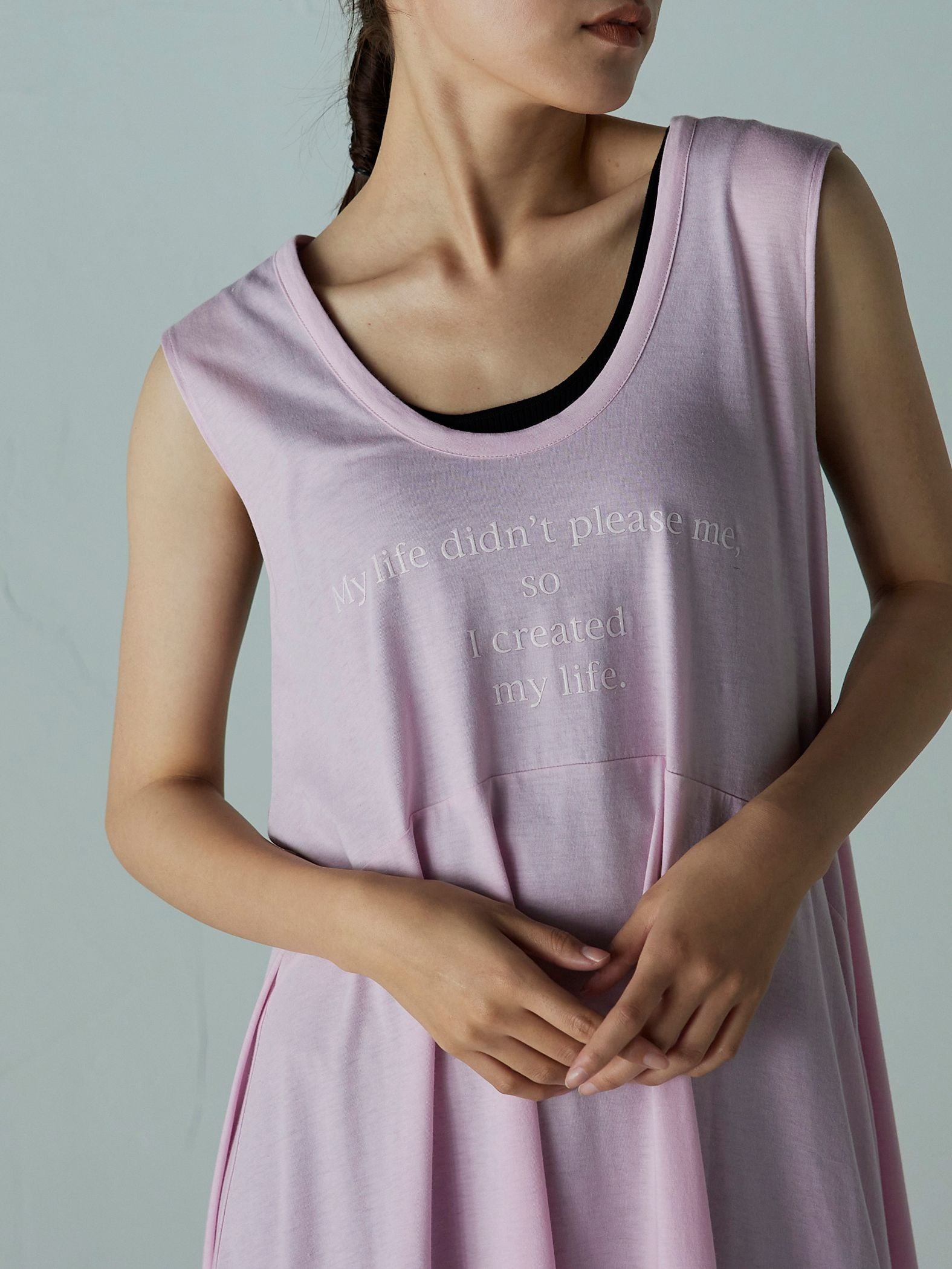 アクティブなツイストデザイン 厚盛ロゴワンピース ≪PREMIUM COTTON≫