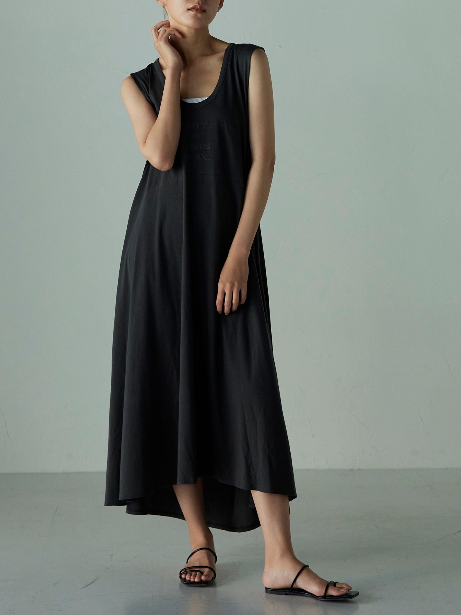 アクティブなツイストデザイン 厚盛ロゴワンピース ≪PREMIUM COTTON≫