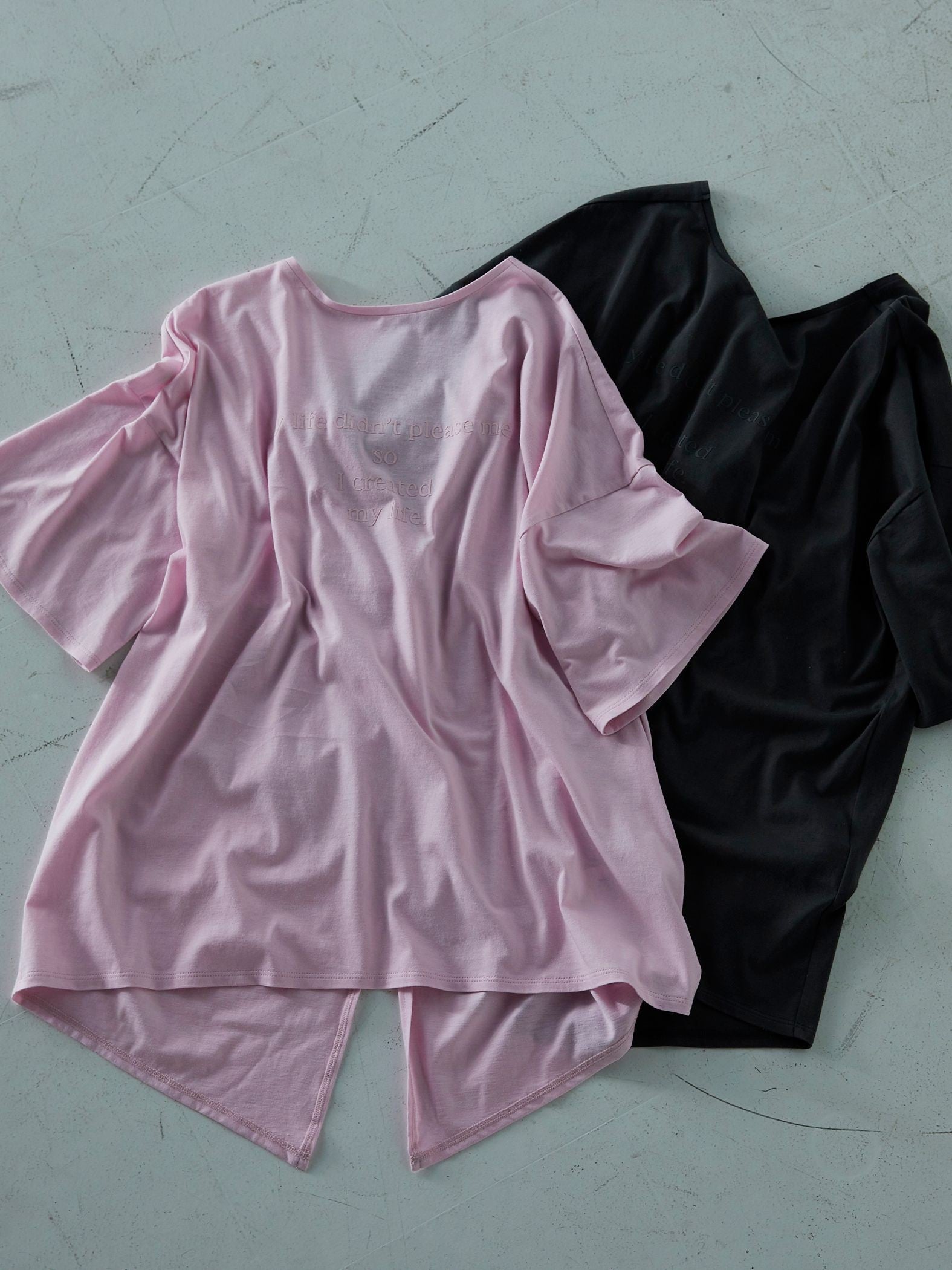 2つの顔が楽しめる 2WAY厚盛ロゴTシャツ ≪PREMIUM COTTON≫