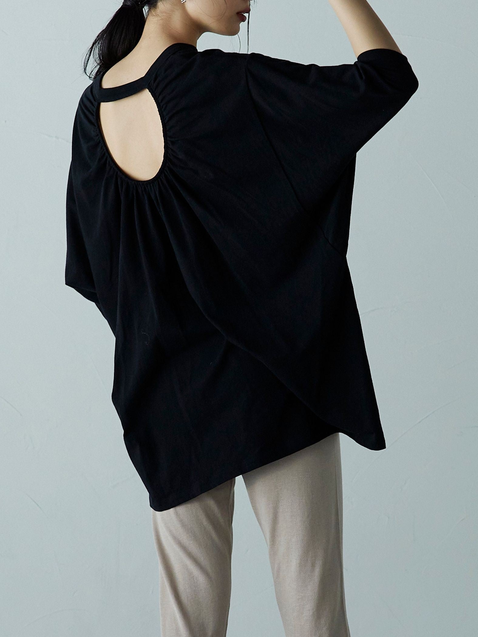 ゆるさの中に見せる女らしさ オープンバックTシャツ