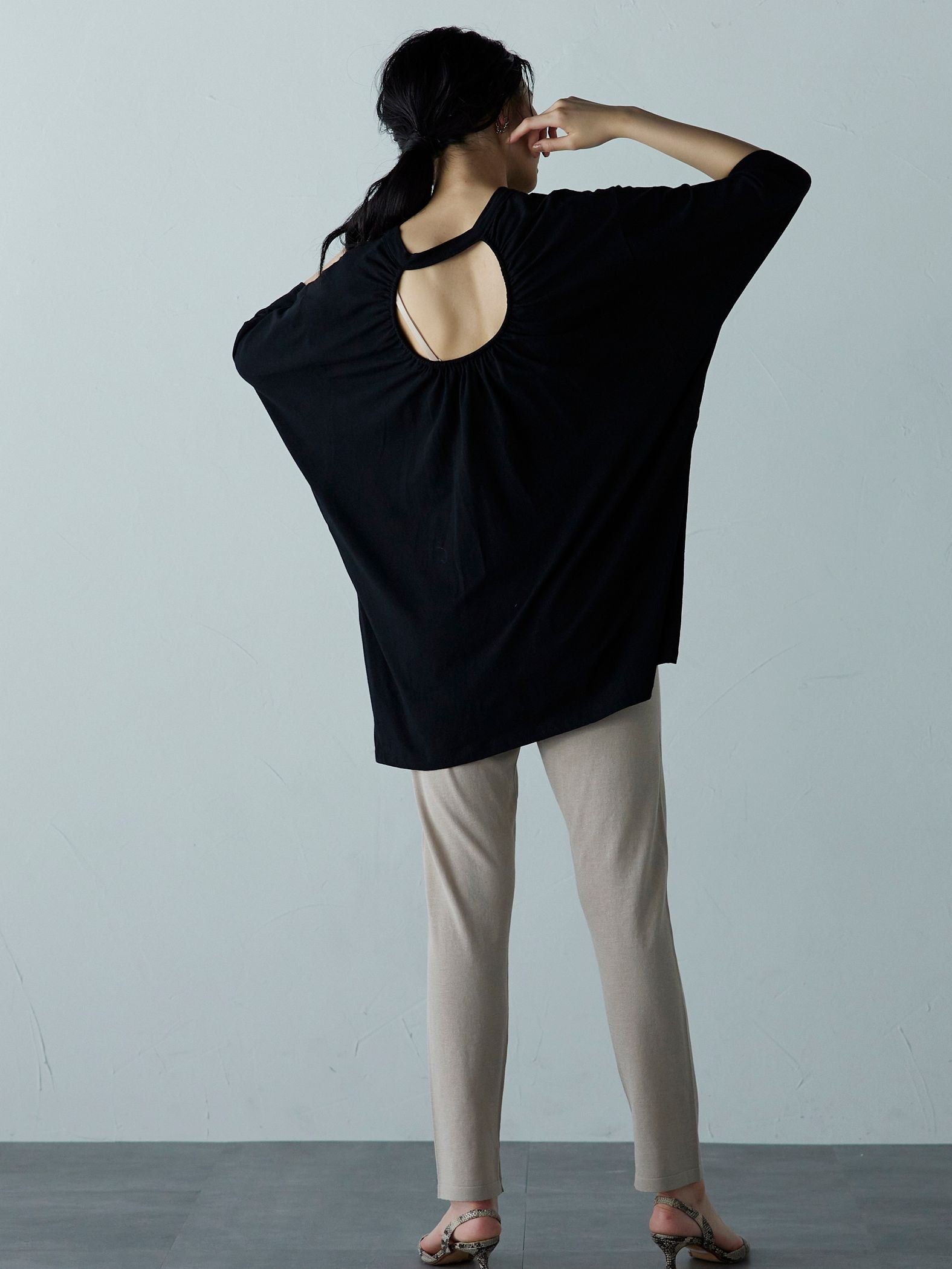 ゆるさの中に見せる女らしさ オープンバックTシャツ