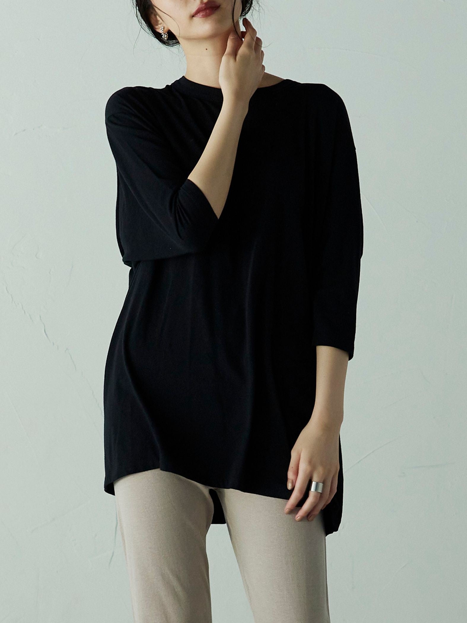 ゆるさの中に見せる女らしさ オープンバックTシャツ