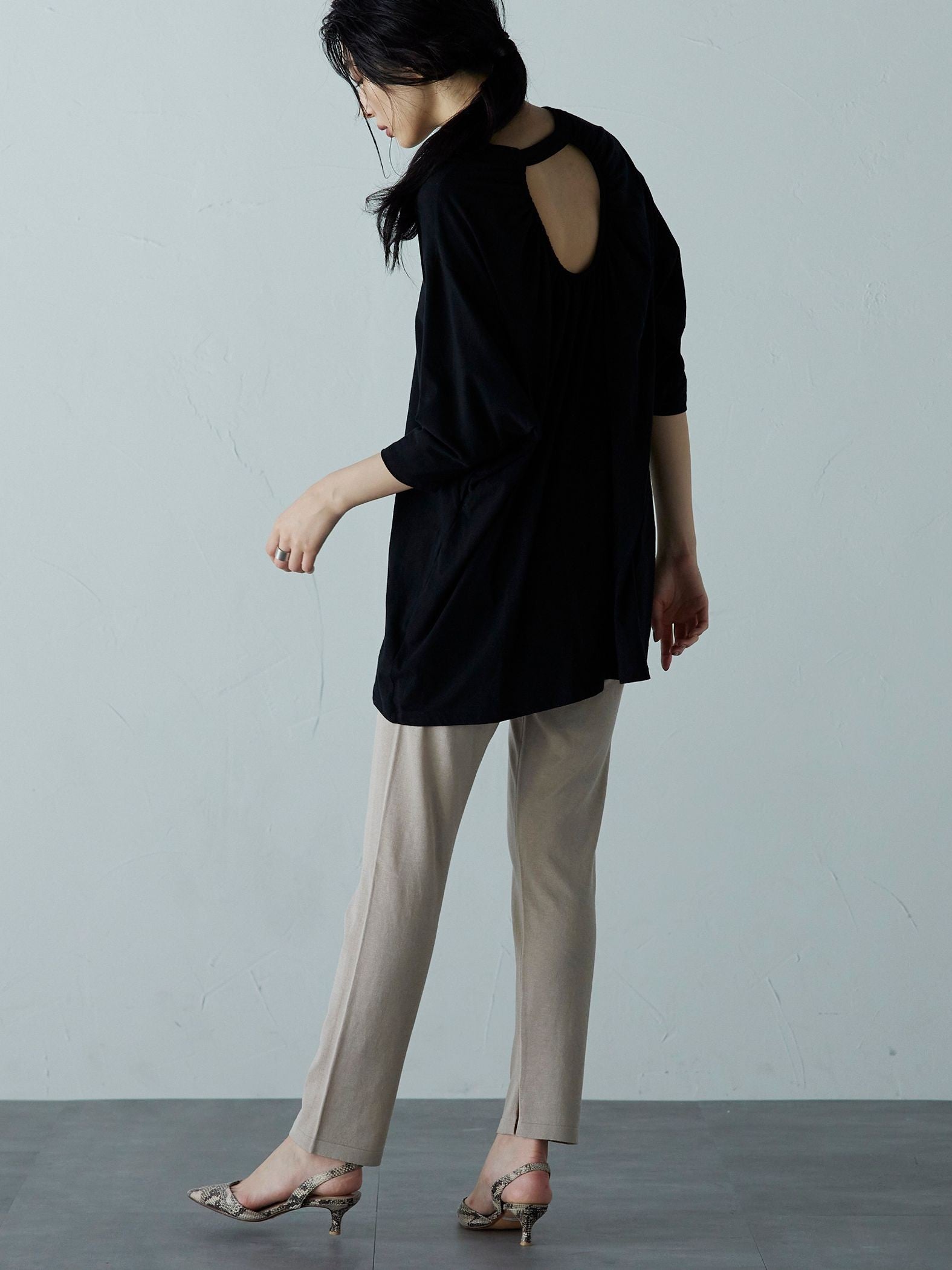 ゆるさの中に見せる女らしさ オープンバックTシャツ