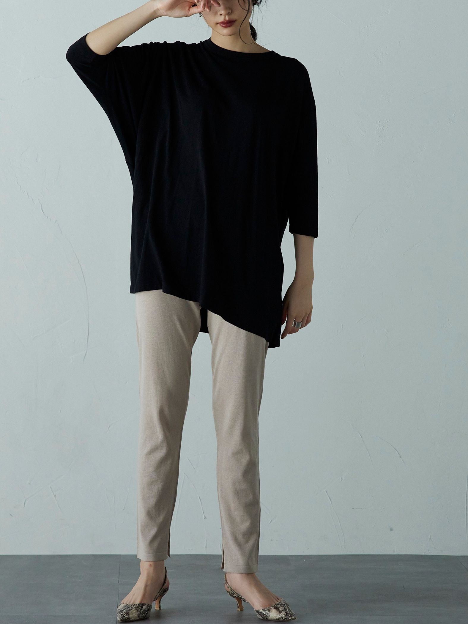 ゆるさの中に見せる女らしさ オープンバックTシャツ